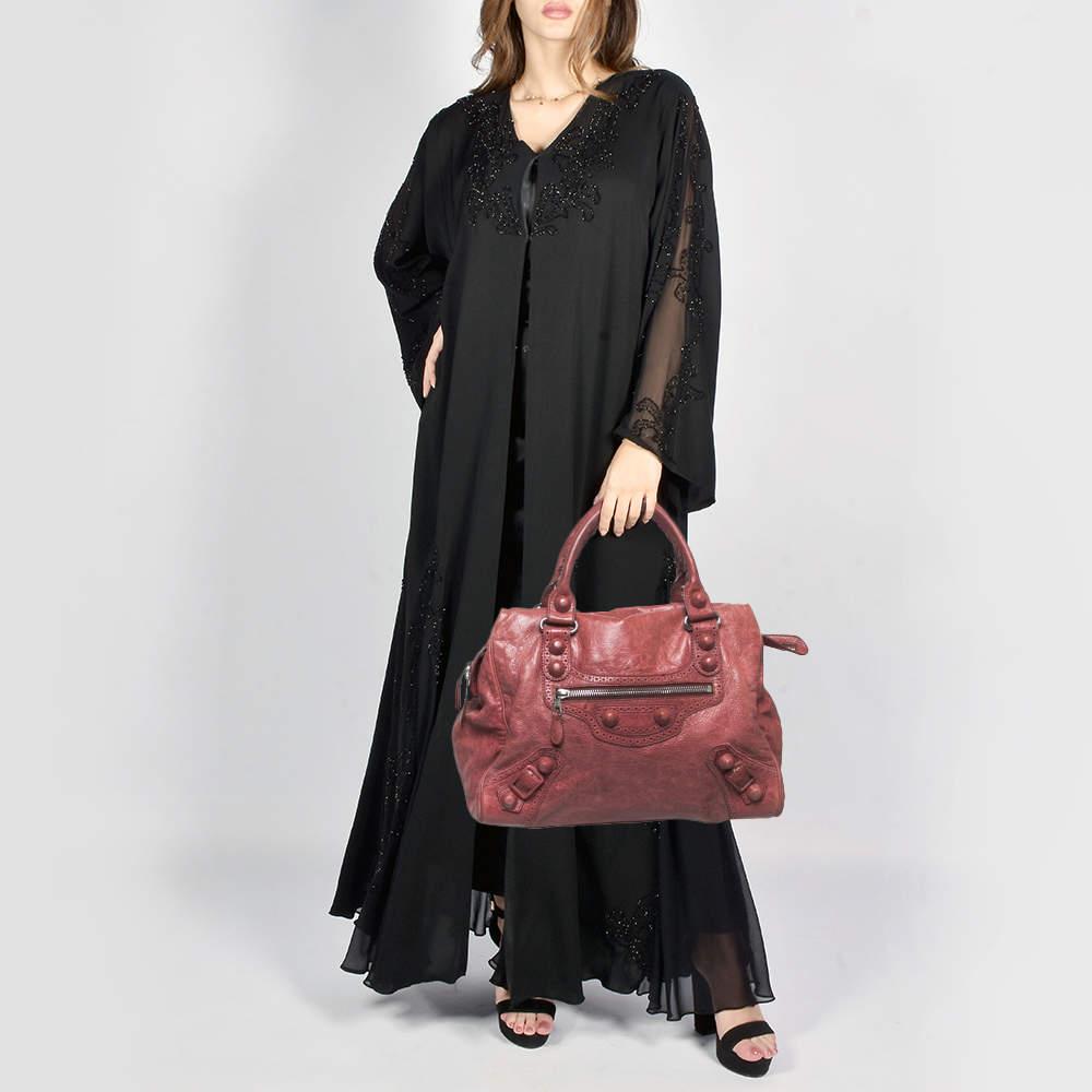 Coming from the House of Balenciaga, this Midday bag is crafted to perfection in its every detail. This GSH Midday bag is crafted using leather on the exterior with silver-tone hardware decorating it. It is supported by sturdy dual