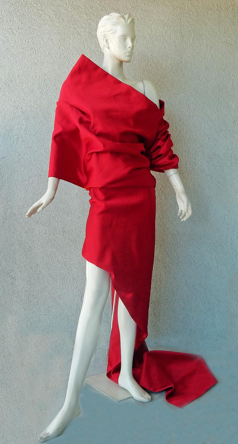 Balenciaga Laufsteg „Lady in Red“ Asymmetrisches strukturiertes Kleid im Angebot 3