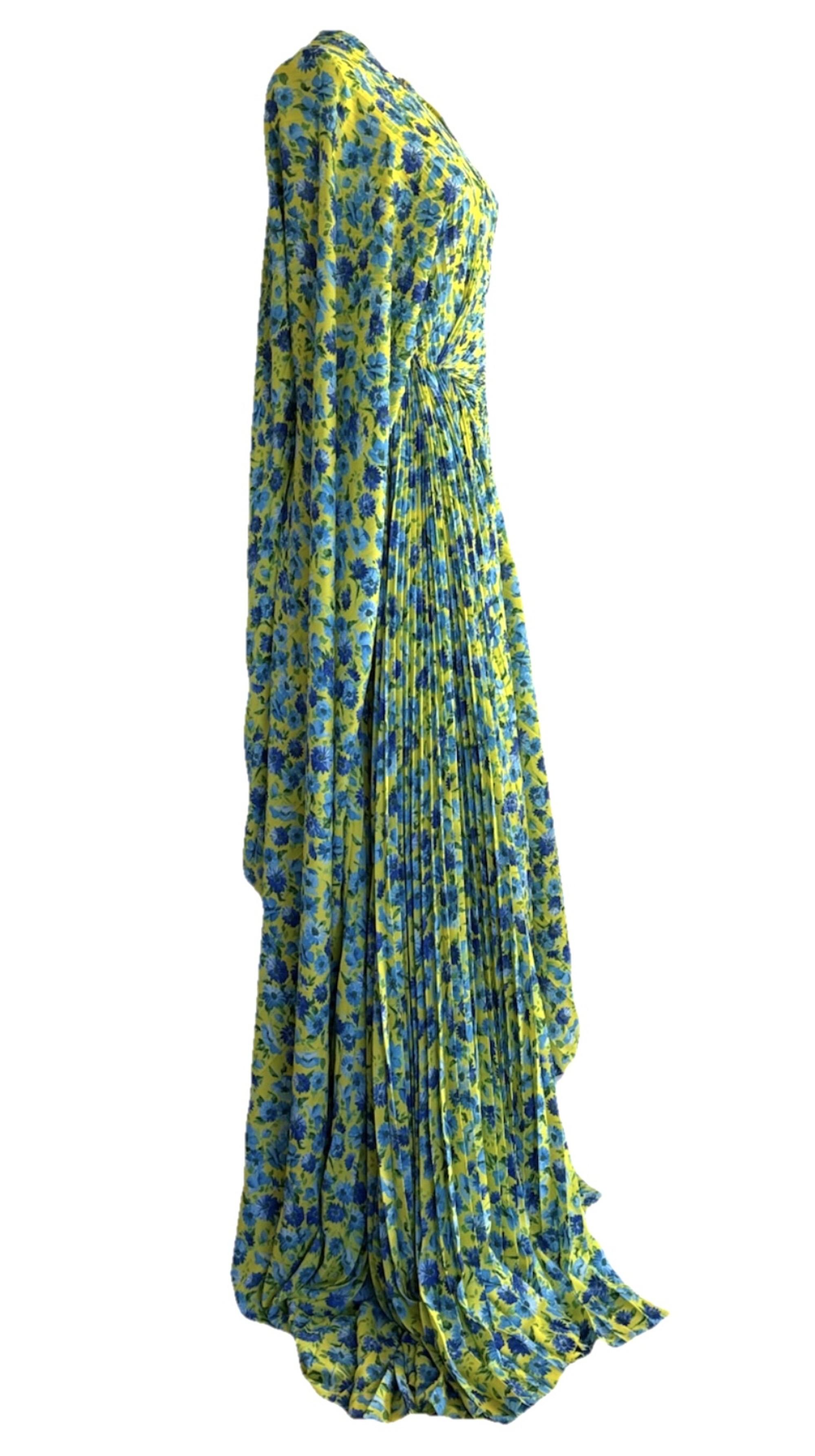 Für das Frühjahr 2024 präsentierte Demna das, was er als seine bisher authentischste Kollektion bezeichnete. Ein Highlight der Kollektion ist dieses atemberaubende Blumenkleid, das sein Gespür für auffällige und dennoch tragbare Designs