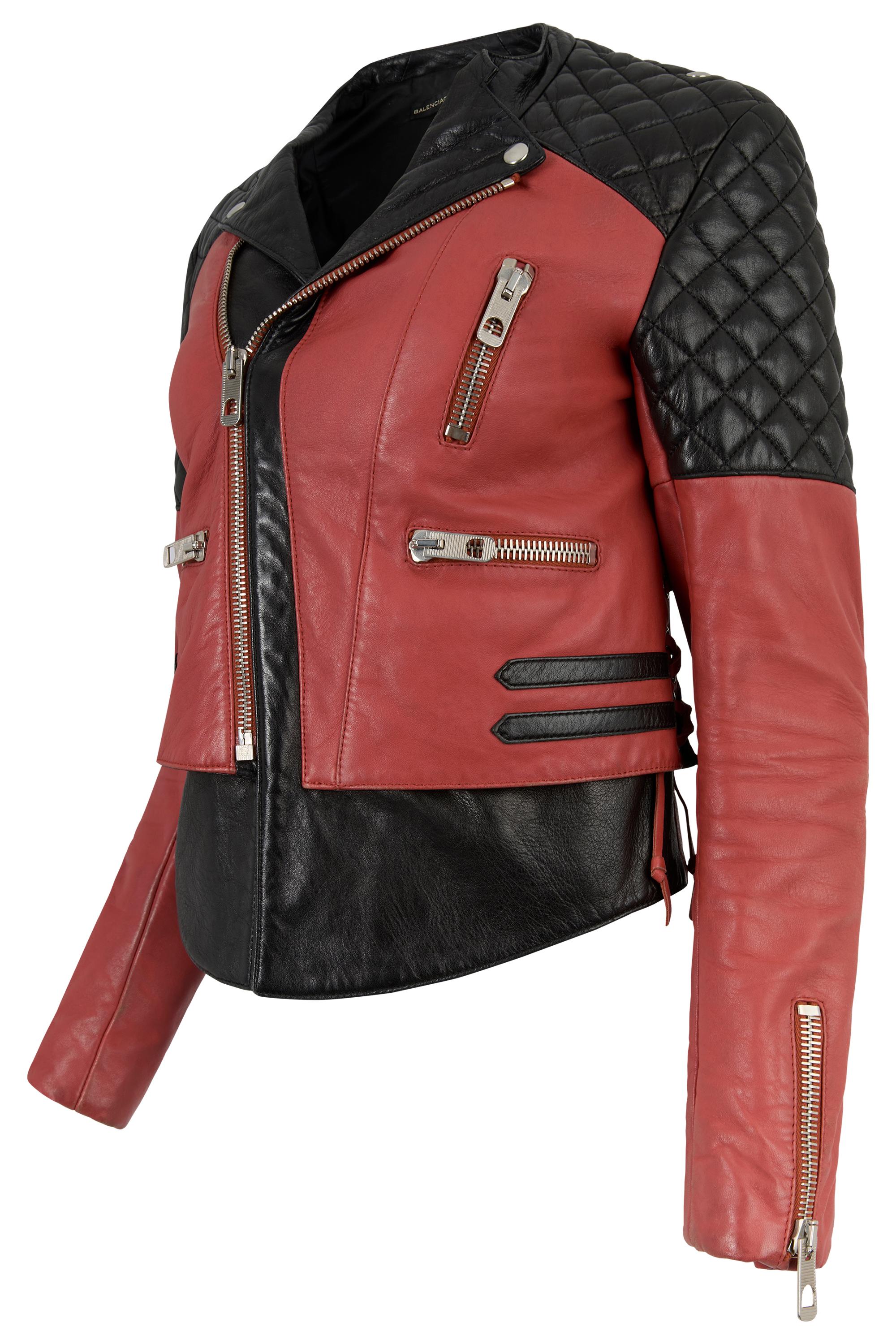 Balenciaga Frühling Sommer 2012 zwei Ton gesteppt Leder Biker-Jacke . Die Jacke ist aus Lammleder, in den kräftigen Farben Rot und Schwarz gehalten und hat gesteppte Schultern und Oberärmel. Zwei seitliche Reißverschlusstaschen auf der Vorderseite