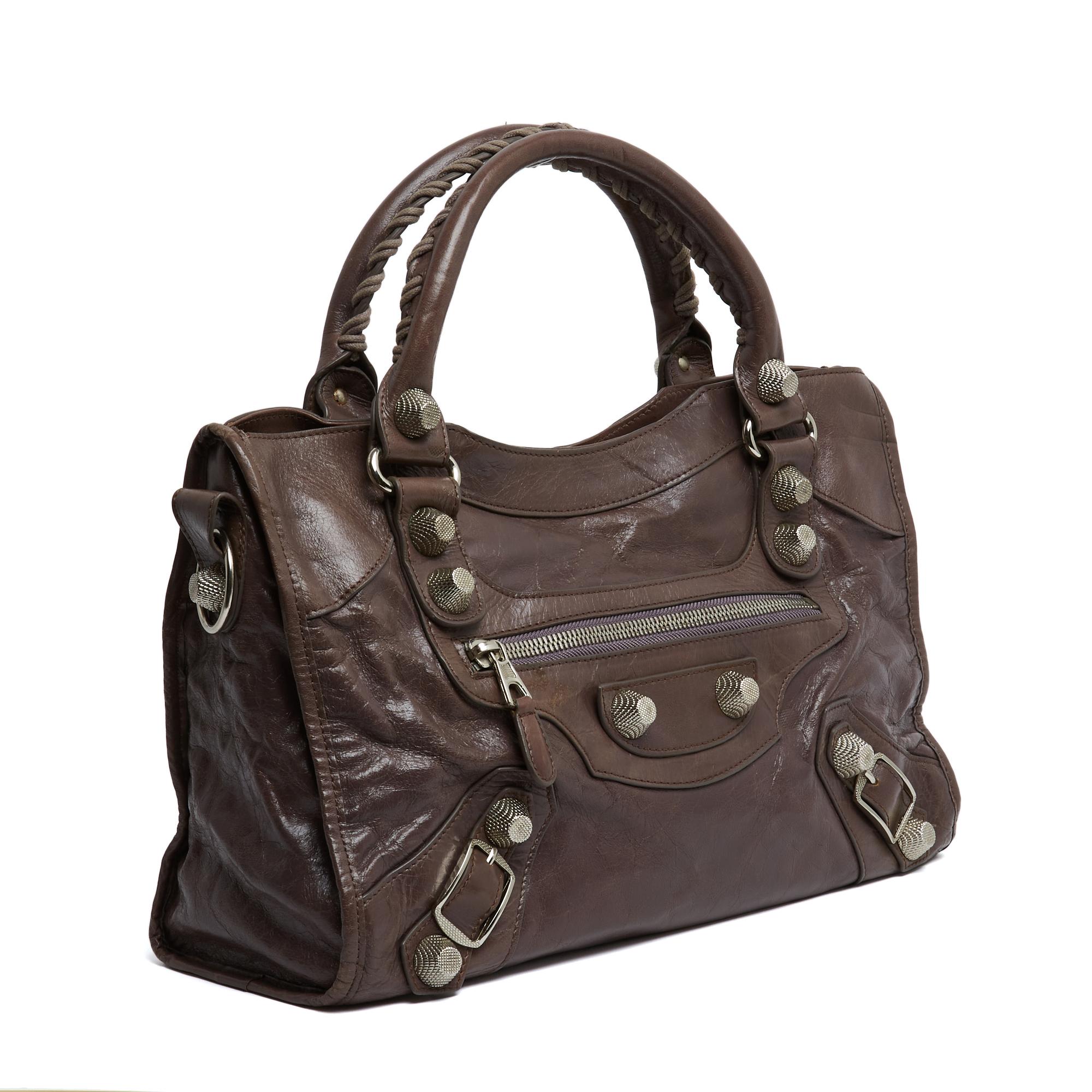 Sac City de Balenciaga, taille moyenne, en cuir vieilli marron (couleur taupe) et détails en métal argenté, intérieur en toile noire avec une grande poche zippée, fermeture à glissière avec tirette en cuir, grande poche extérieure également fermée