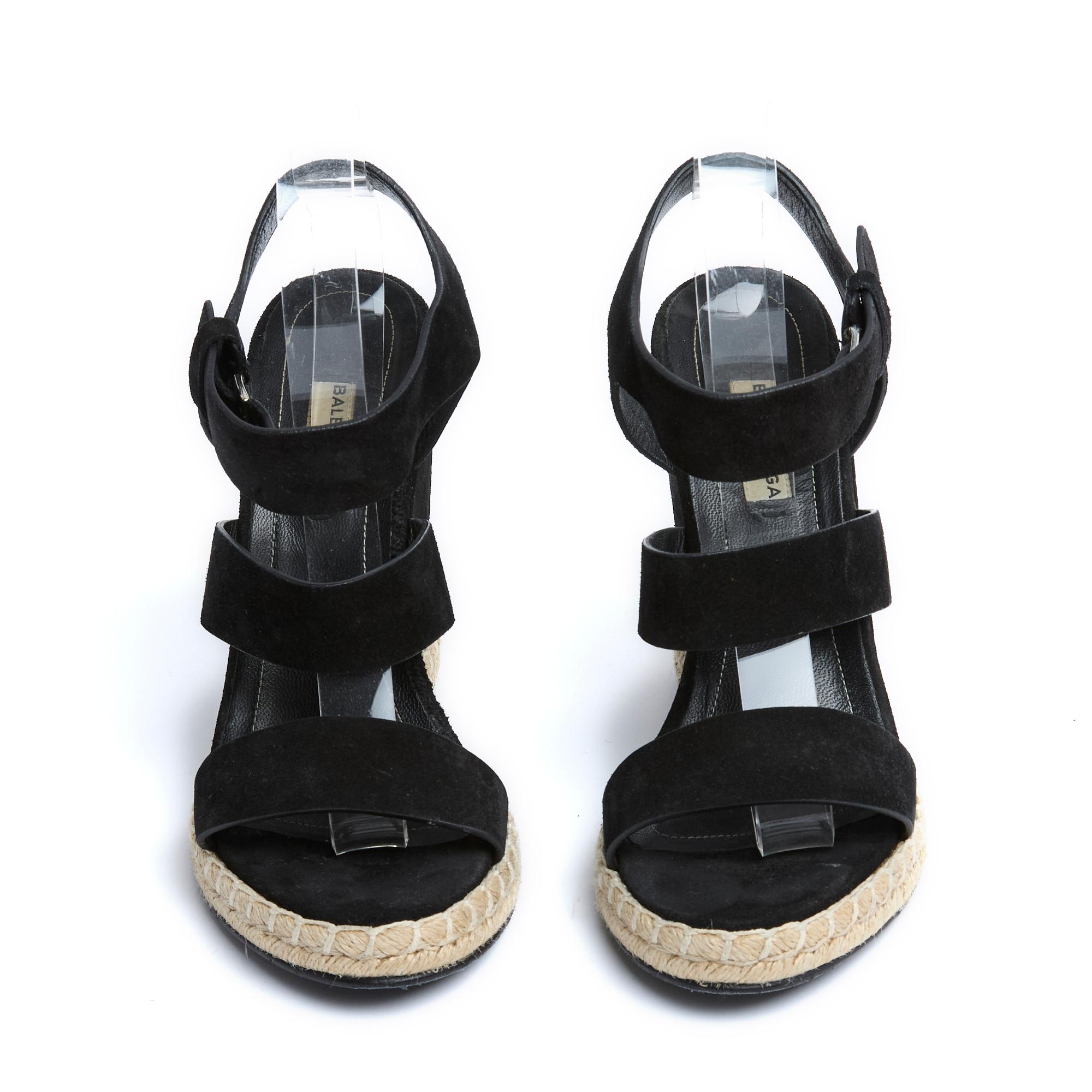 Sandalias de cuña Balenciaga con tiras anchas y suaves de ante negro forradas de piel, tacón forrado de ante, suela de 