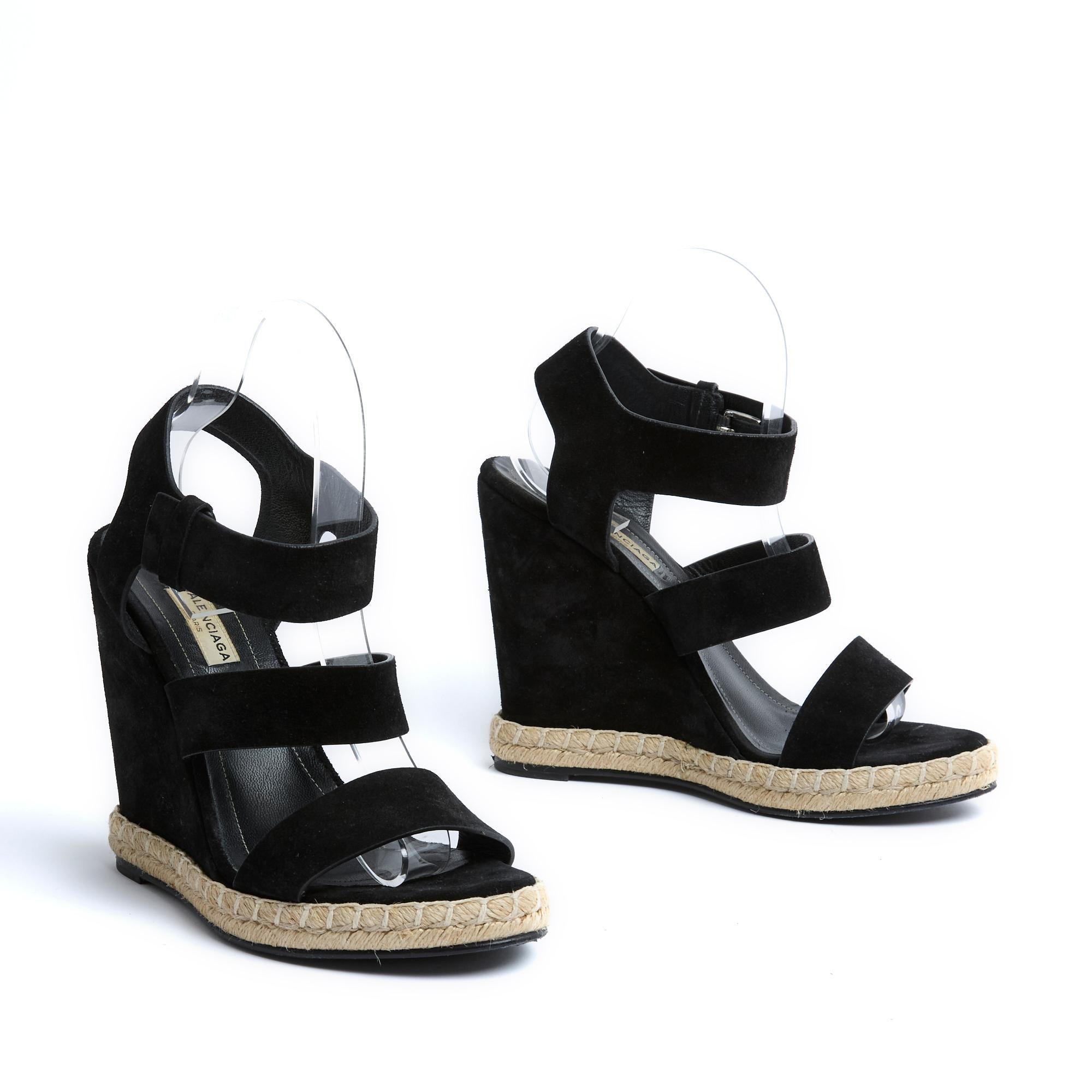 Balenciaga Sandales EU39 Black Suede Wedge Heels US8.5 In Excellent Condition For Sale In PARIS, FR