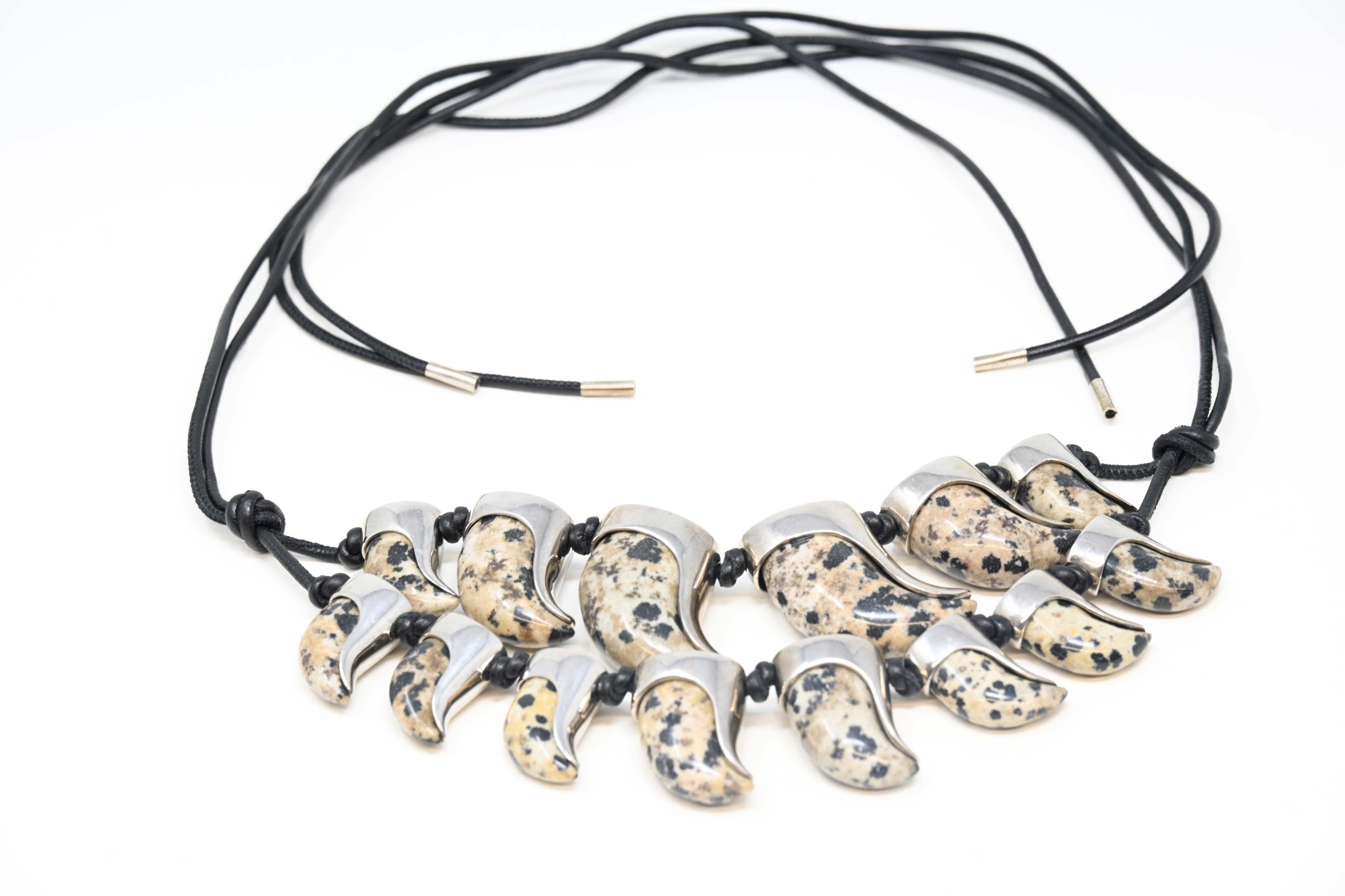Balenciaga Frühjahr/Sommer 2010 Laufsteg-Kollektion von Nicolas Ghesquiere Haifischzahn-Design Halskette. Mit einem doppelten Lederseil mit dem Knoten für eine verstellbare Passform. Zahnanhänger aus silberfarbenem Metall mit Zähnen in Marmoroptik.