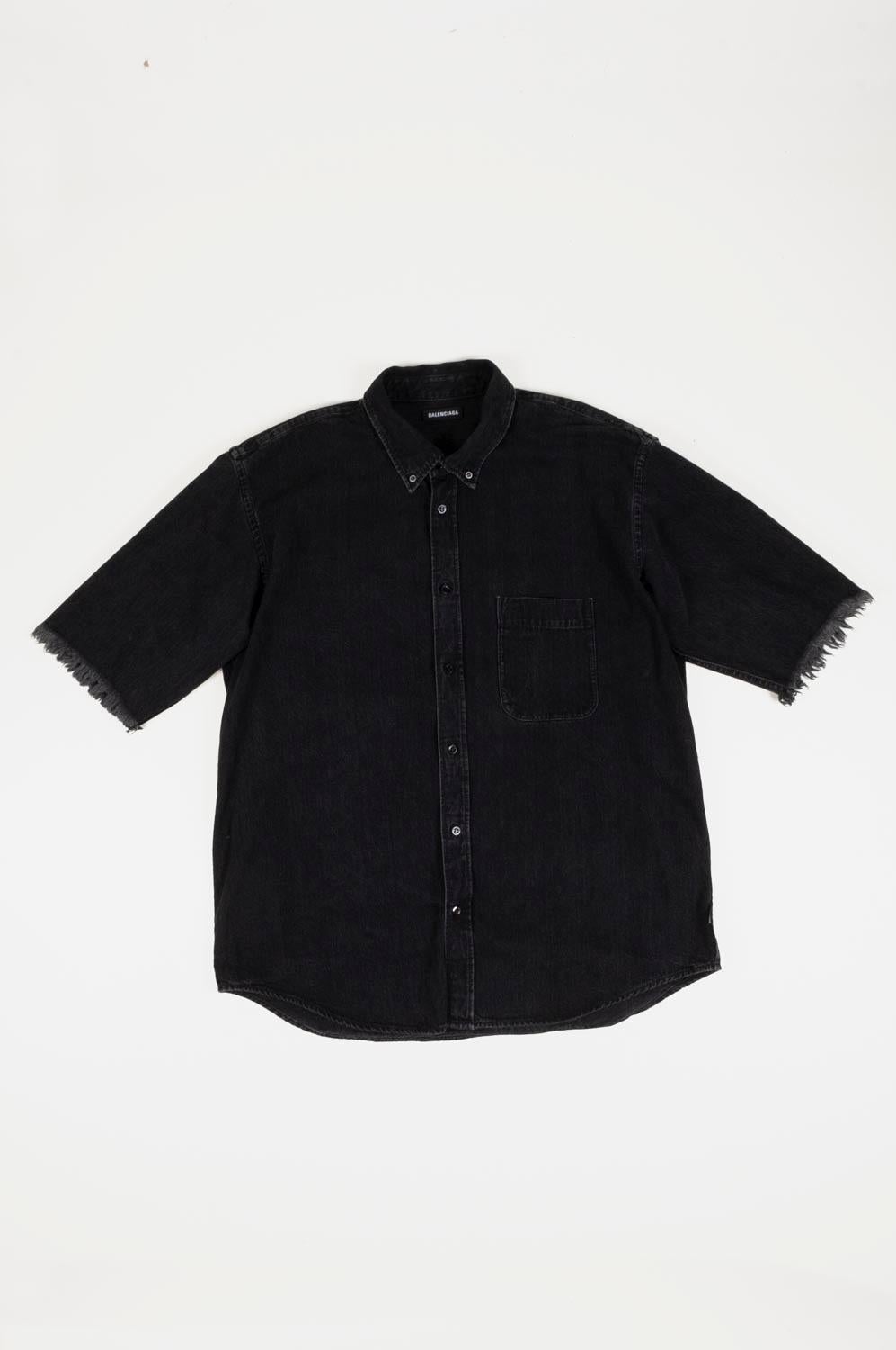 Item for sale is 100% genuine Balenciaga Short Sleeves Denim Men Shirt, S478
Color: Dark Grey
(An actual color may a bit vary due to individual computer screen interpretation)
Material: Cotton
Tag size: 40 runs L/XL
This shirt is great quality item.
