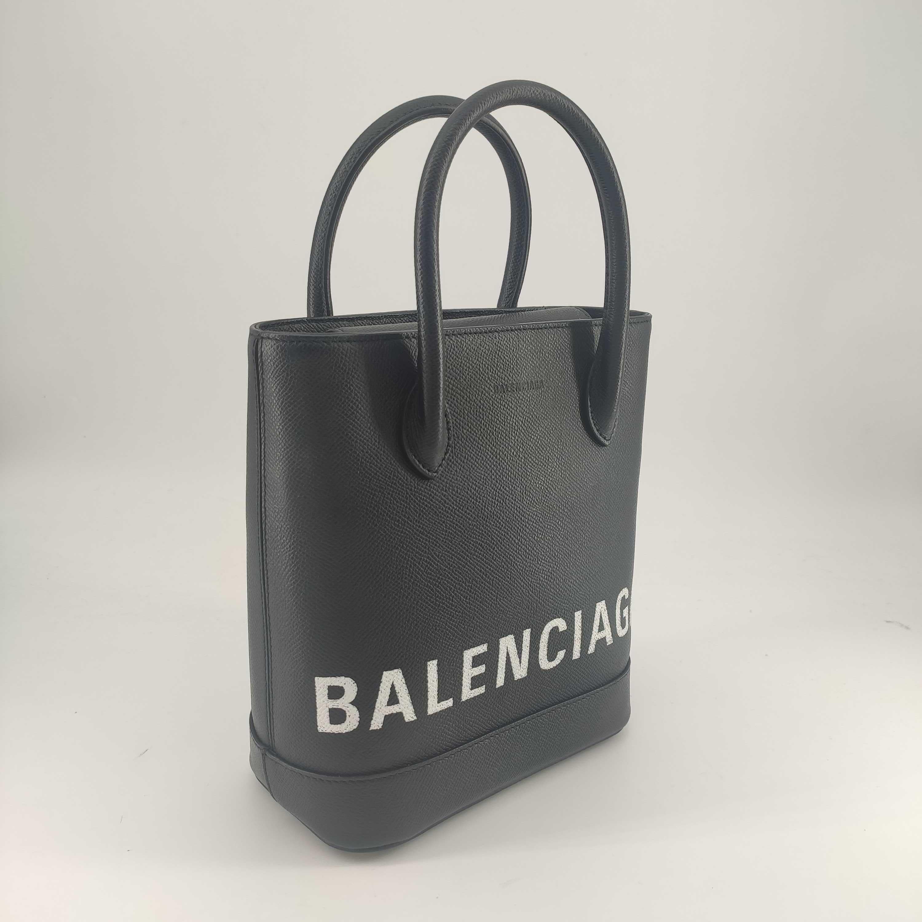 - Designer: BALENCIAGA
- Condition: Very good condition. Sign of wear on base corners
- Accessories: Dustbag
- Measurements: Width: 19cm, Height: 21cm, Depth: 10cm, Strap: 135cm
- Exterior Material: Leather
- Exterior Color: Black
- Interior