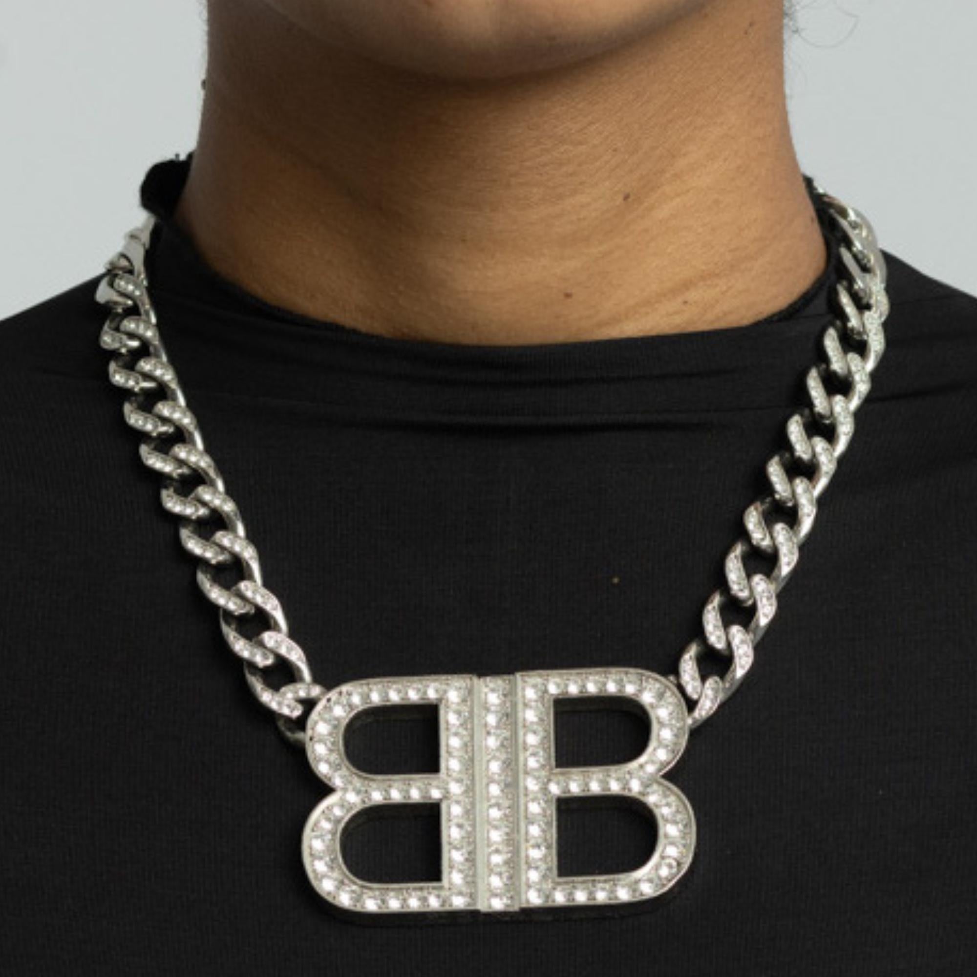 Curb chain choker-style necklace in silver-tone brass. Crystal-cut detailing throughout.

Textured logo hardware at length.
Adjustable and detachable lobster-clasp fastening.
Length is 18 in

Color: Silver/Crystal
Brass, glass.
Made in Italy