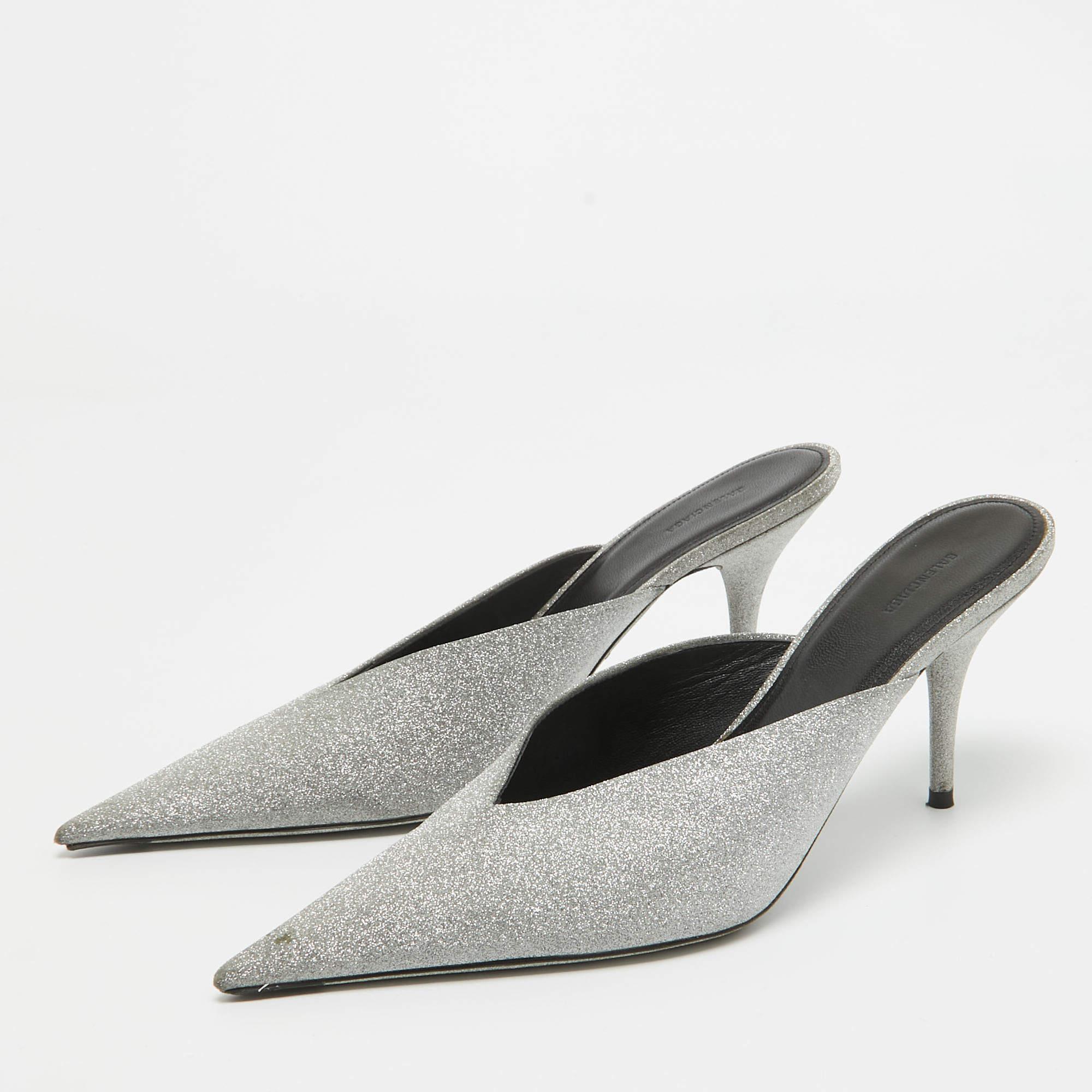 A perfect blend of luxury style and comfort these designer mules are made using quality materials and frame your feet in the most elegant way. They can be paired with a host of outfits from your wardrobe.
