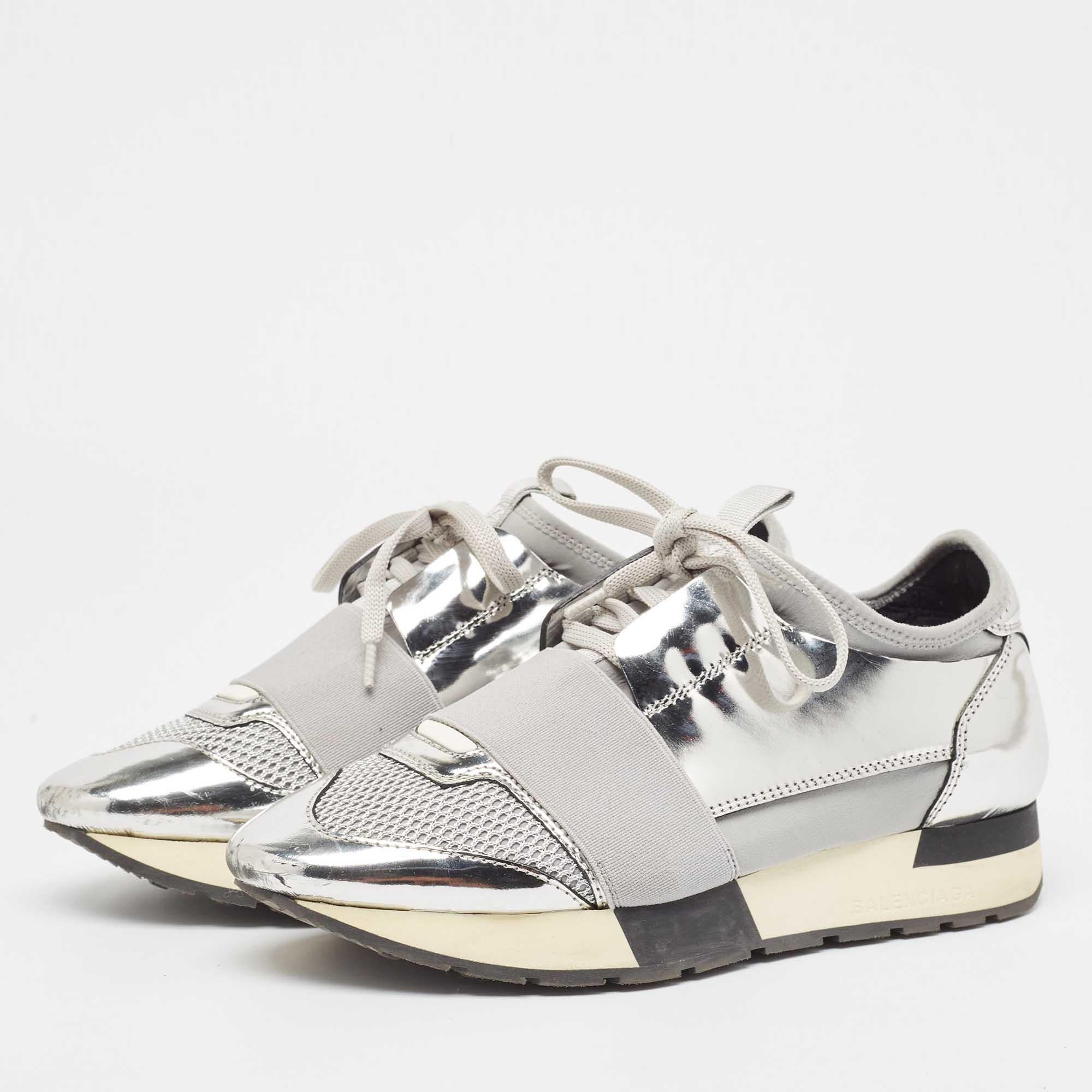 Realizzate con precisione e innovazione, le sneakers Balenciaga Race Runner ridefiniscono le calzature moderne. L'amalgama tra la morbida pelle argentata e il mesh traspirante crea un aspetto dinamico. Le texture a contrasto e le linee eleganti