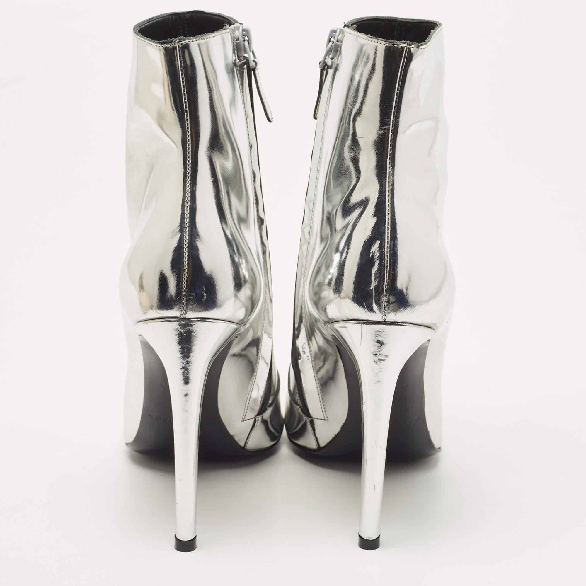Balenciaga Silver Leather Ankle Booties Size 39 In New Condition In Dubai, Al Qouz 2