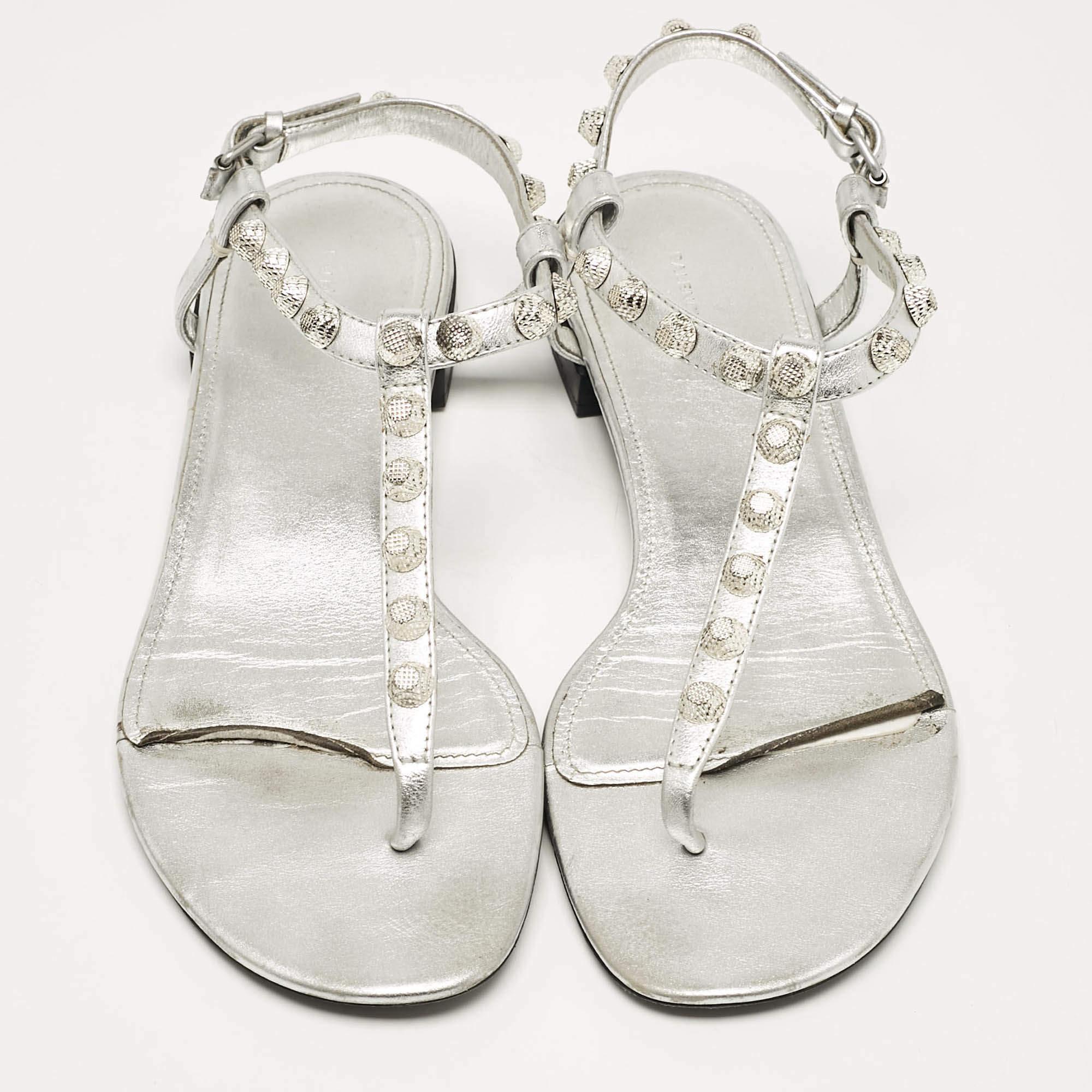 Balenciaga Silver Leather Slingback Flat Sandals Size 39 In Fair Condition In Dubai, Al Qouz 2