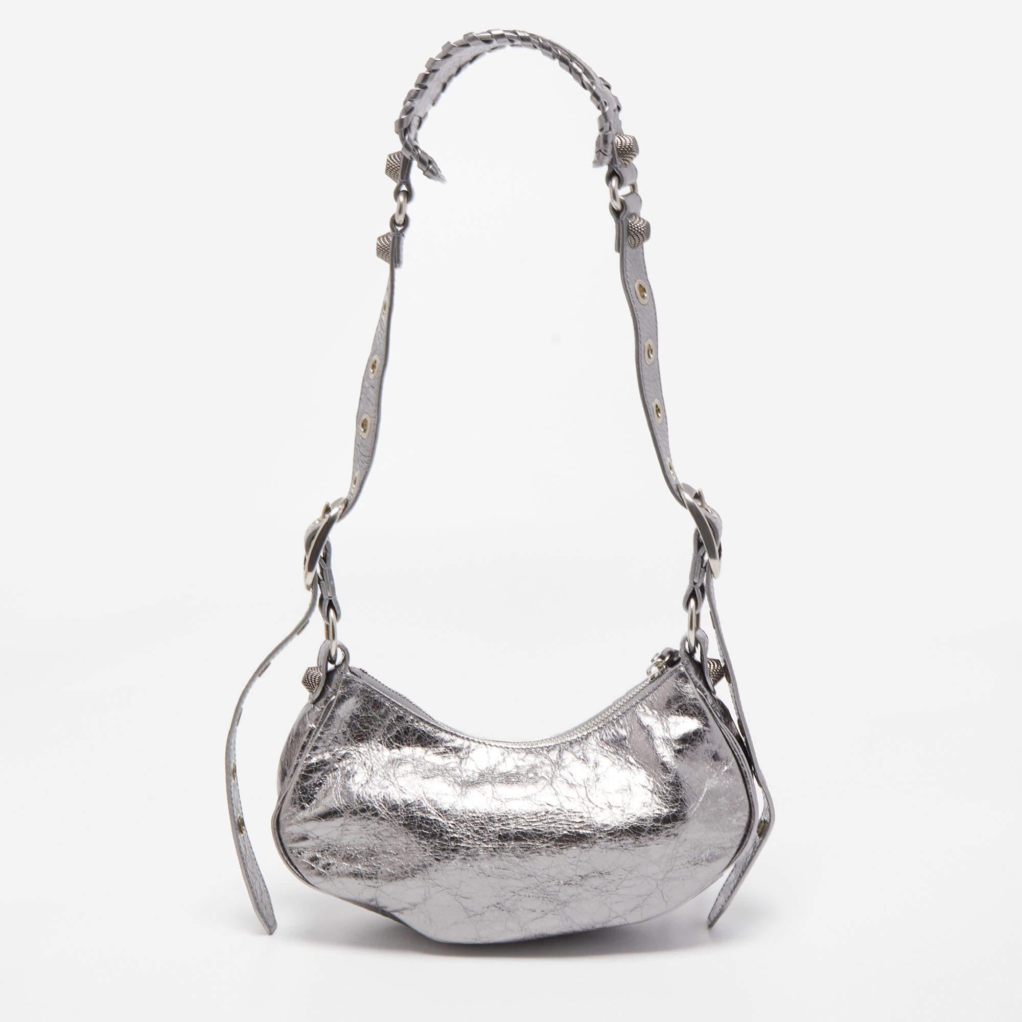 Ensure your day's essentials are in order and your outfit is complete with this Balenciaga XS Le Cagole shoulder bag. Crafted using leather, the bag has a single handle, silver-tone metal accents, and a fabric-lined interior.

Includes: Pocket