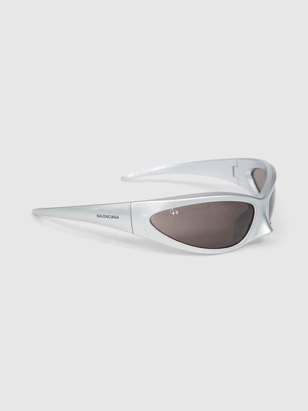 CONDIZIONE: molto buona. L'usura degli occhiali da sole è minima. L'usura è minima sulla lente sinistra, dove si notano lievi graffi su questo articolo usato di Balenciaga.
 

 

 

 Dettagli
 

 

 Modello: BB0251S
 

 A. Silver
 

 Acetato
 

