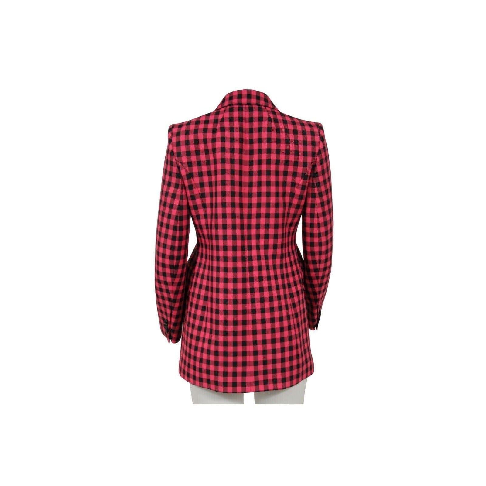 - Esterno super strutturato 



- Bellissima forma/linee delle spalle



- Esterno a scacchi nero rosa



- È dotato di tasche a fessura all'esterno



- Taggato taglia FR 38



- Realizzato in 100% poliammide



Condizioni: 



Il blazer è in