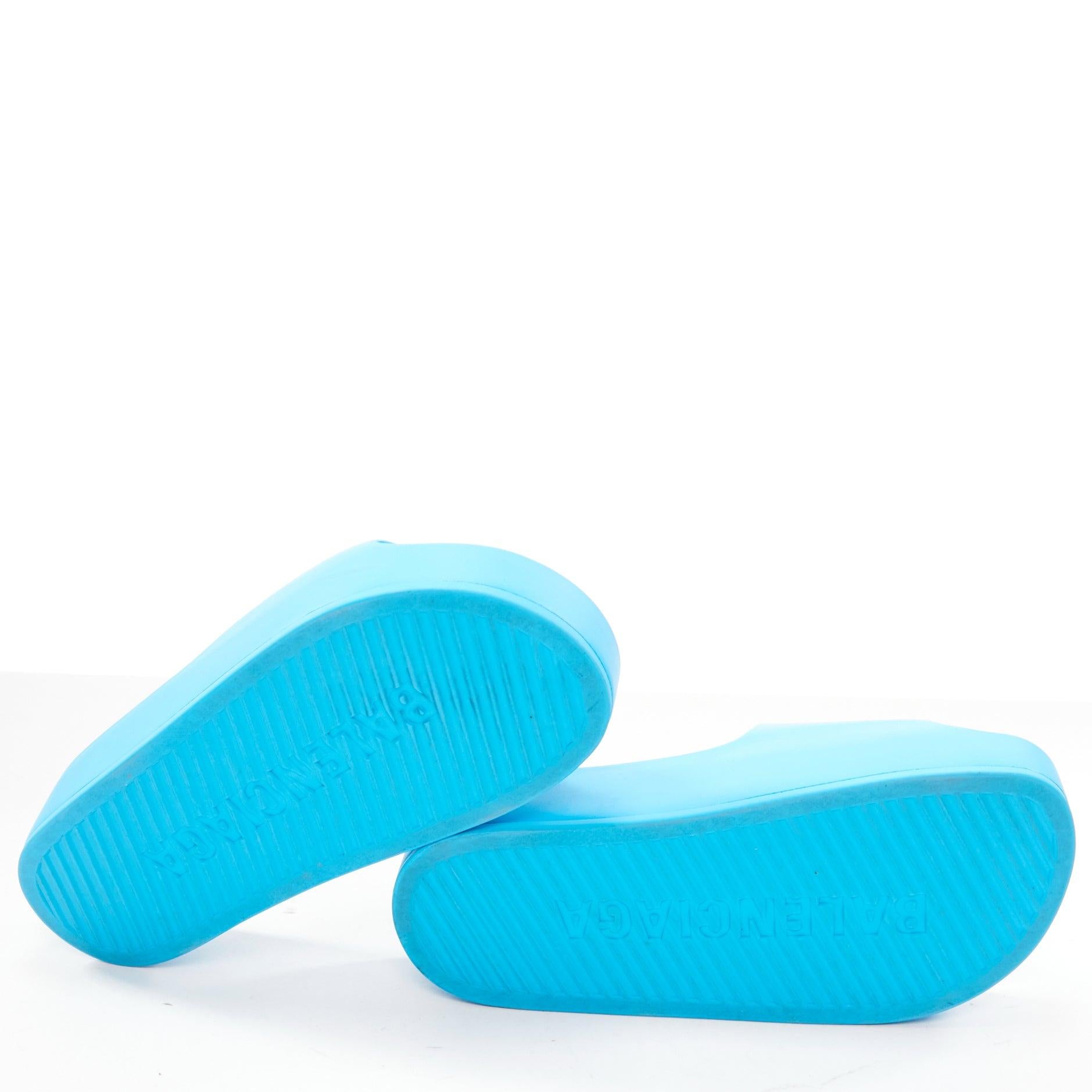 Balenciaga, diapositive in gomma con logo in rilievo blu cielo e zeppa EU38 in vendita 6
