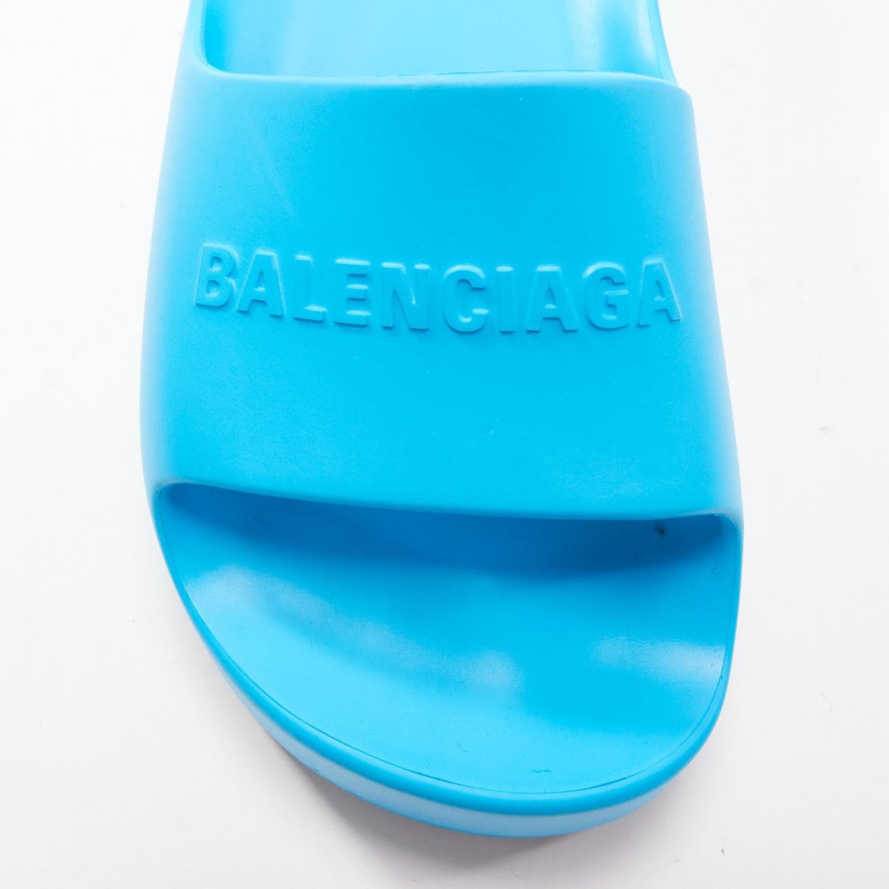 Balenciaga, diapositive in gomma con logo in rilievo blu cielo e zeppa EU38 in vendita 1