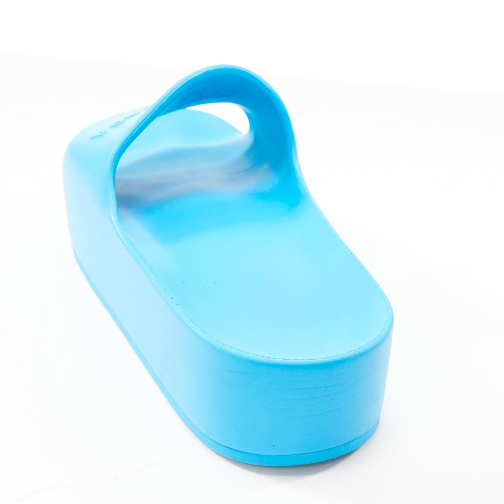 Balenciaga, diapositive in gomma con logo in rilievo blu cielo e zeppa EU38 in vendita 3
