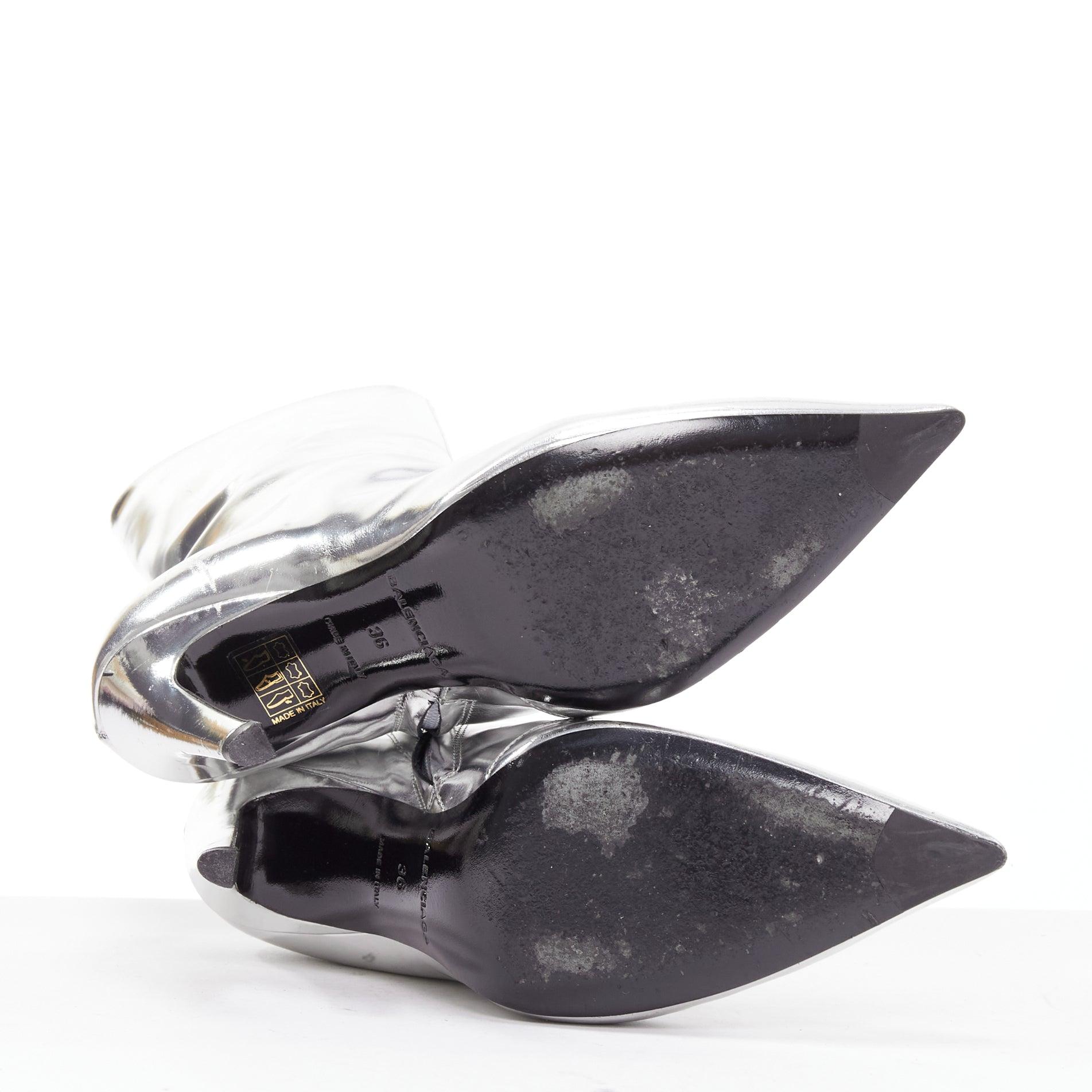 BALENCIAGA Slash 80 botines de tacón puntiagudo de charol plateado espejado EU36 en venta 6