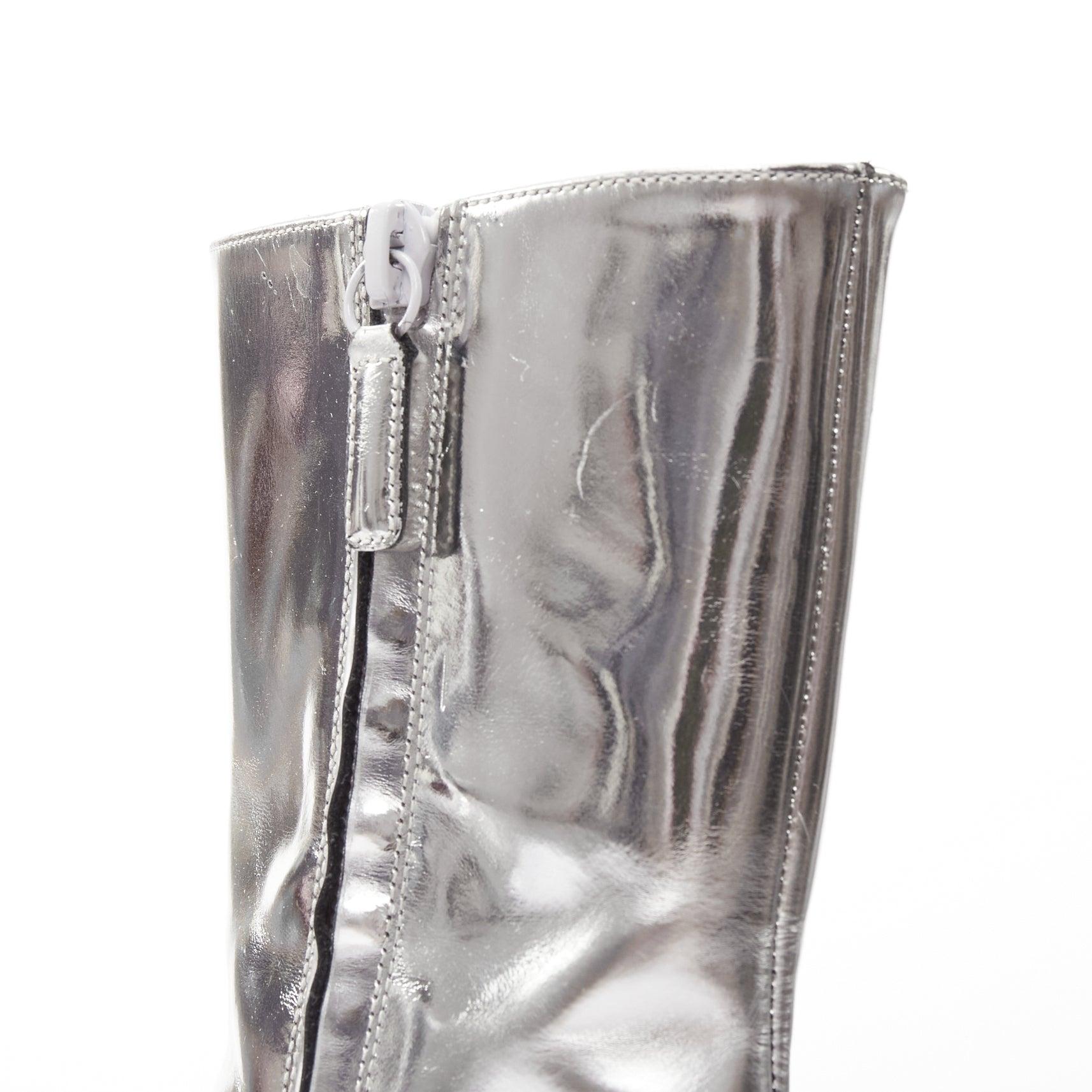 BALENCIAGA Slash 80 botines de tacón puntiagudo de charol plateado espejado EU36 en venta 3