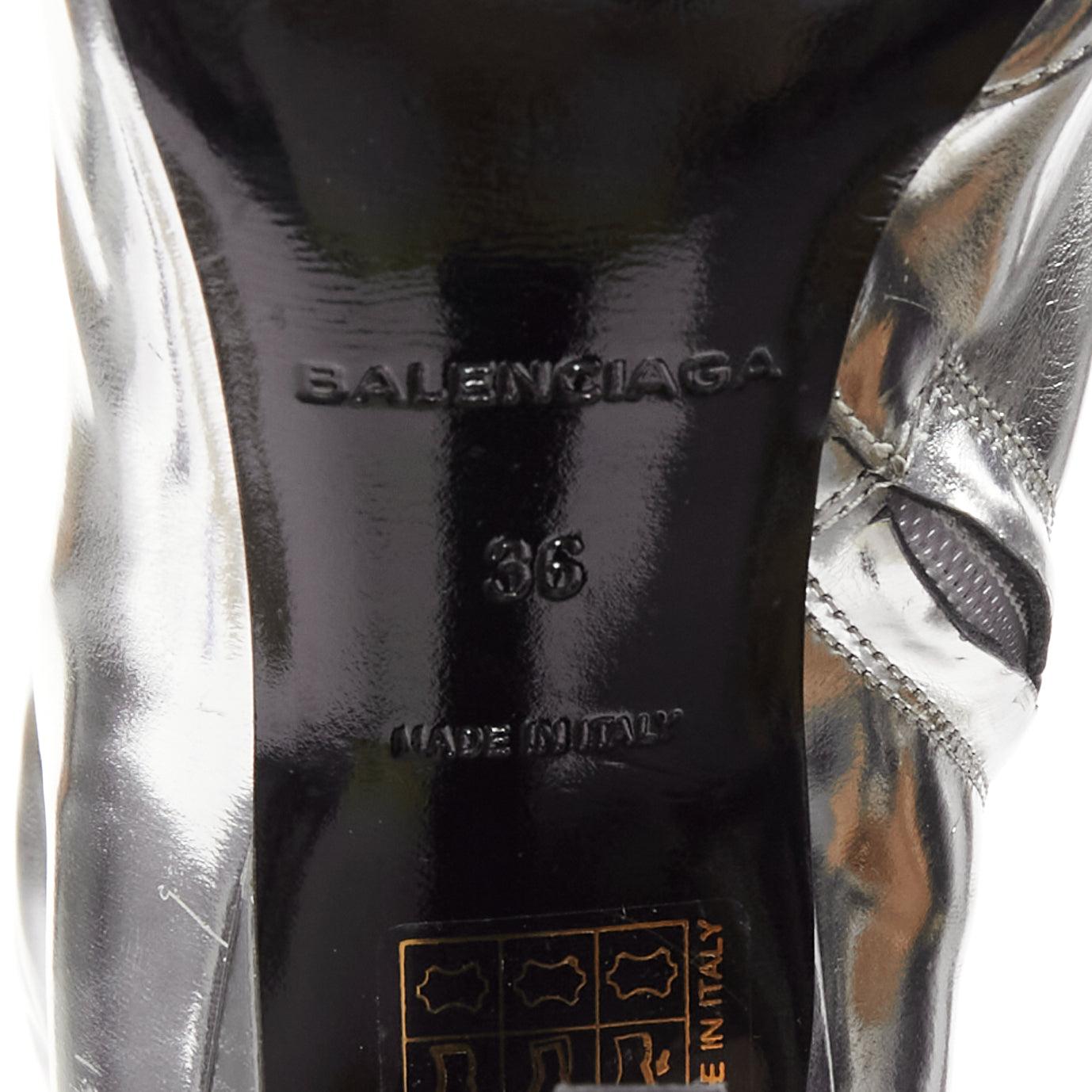 BALENCIAGA Slash 80 botines de tacón puntiagudo de charol plateado espejado EU36 en venta 4