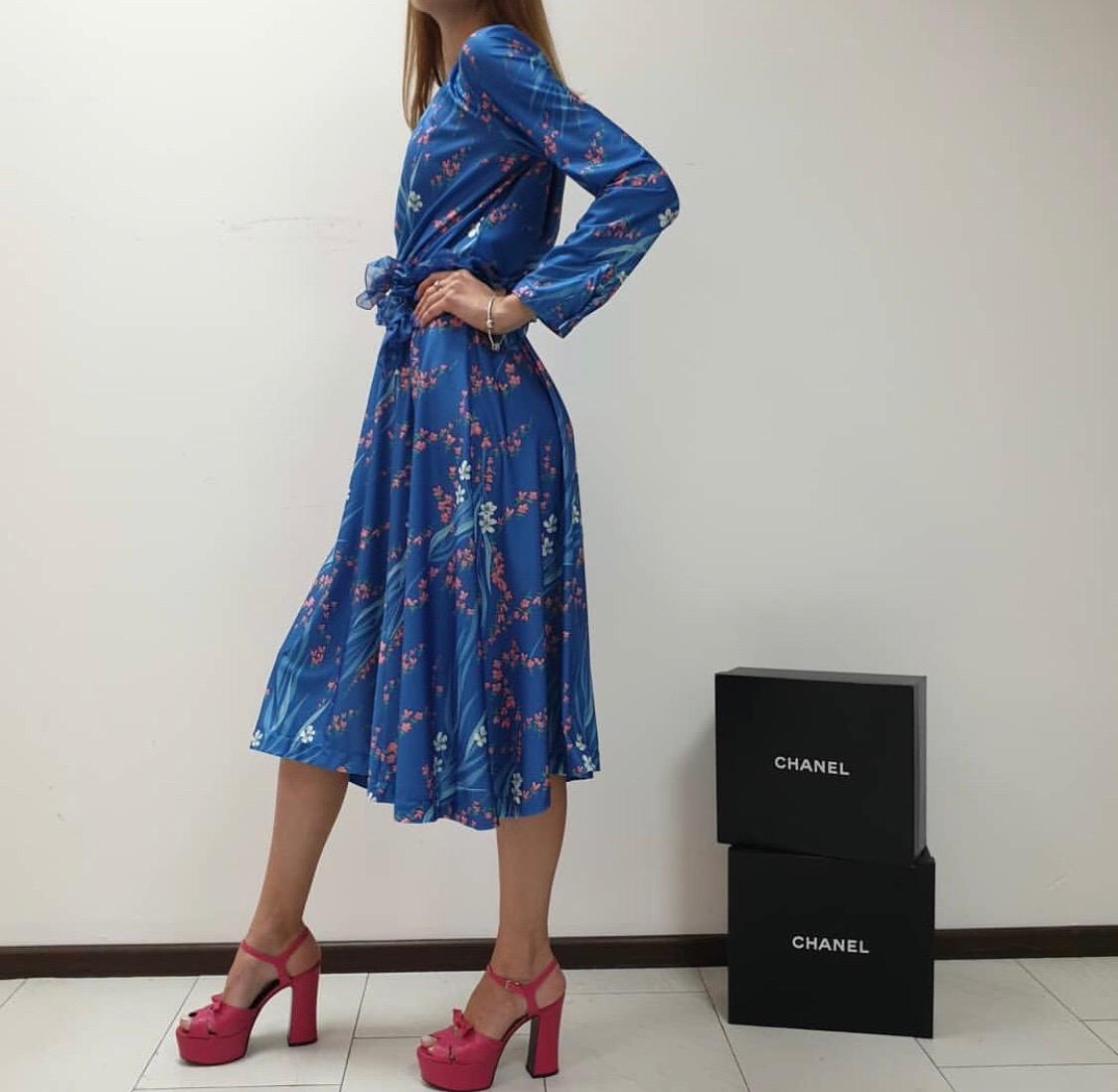 Slide Japanese Print Dress In Lleu

Aim to impress while wearing Balenciaga's floral-printed dress. Crafted from shimmering, stretchy scuba-like fabric, this style drapes elegantly down from the gathered neckline into a handkerchief skirt. Take a