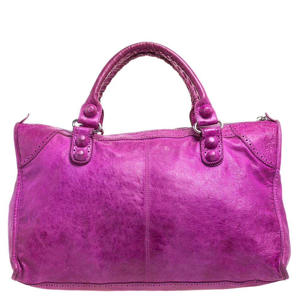 Diese Arbeitstasche von Balenciaga ist perfekt für den täglichen Gebrauch. Die Tasche aus Brogue-Leder in einem wunderschönen Rosaton hat eine feminine Silhouette mit zwei Henkeln und einem Reißverschlussfach auf der Vorderseite. Der Reißverschluss