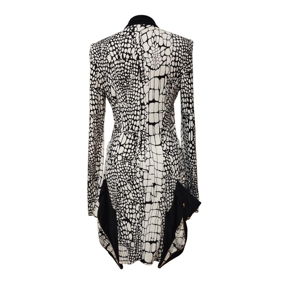 Veste spéciale
Veste spéciale de Balenciaga
Magnifique coupe conçue par Nicolas Ghesquiere
100% Rayon/Viscose
Motif fantaisie noir et blanc
Boutons d'or
Revere noir
Deux grands revers qui semblent des poches
Longueur épaule/hémoire cm 85 (33,4