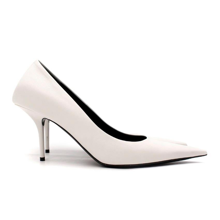 Balenciaga Quadratisches Messer Weiße Leder Pumps
 

 - Weißfarbene Pumps aus Glattleder
 - Design mit hauchdünnen Stiletto-Absätzen
 - Spitz zulaufende Zehen und quadratische Fersen verstärken die schlanke Silhouette
 

 Materialien:
 Leder
 

