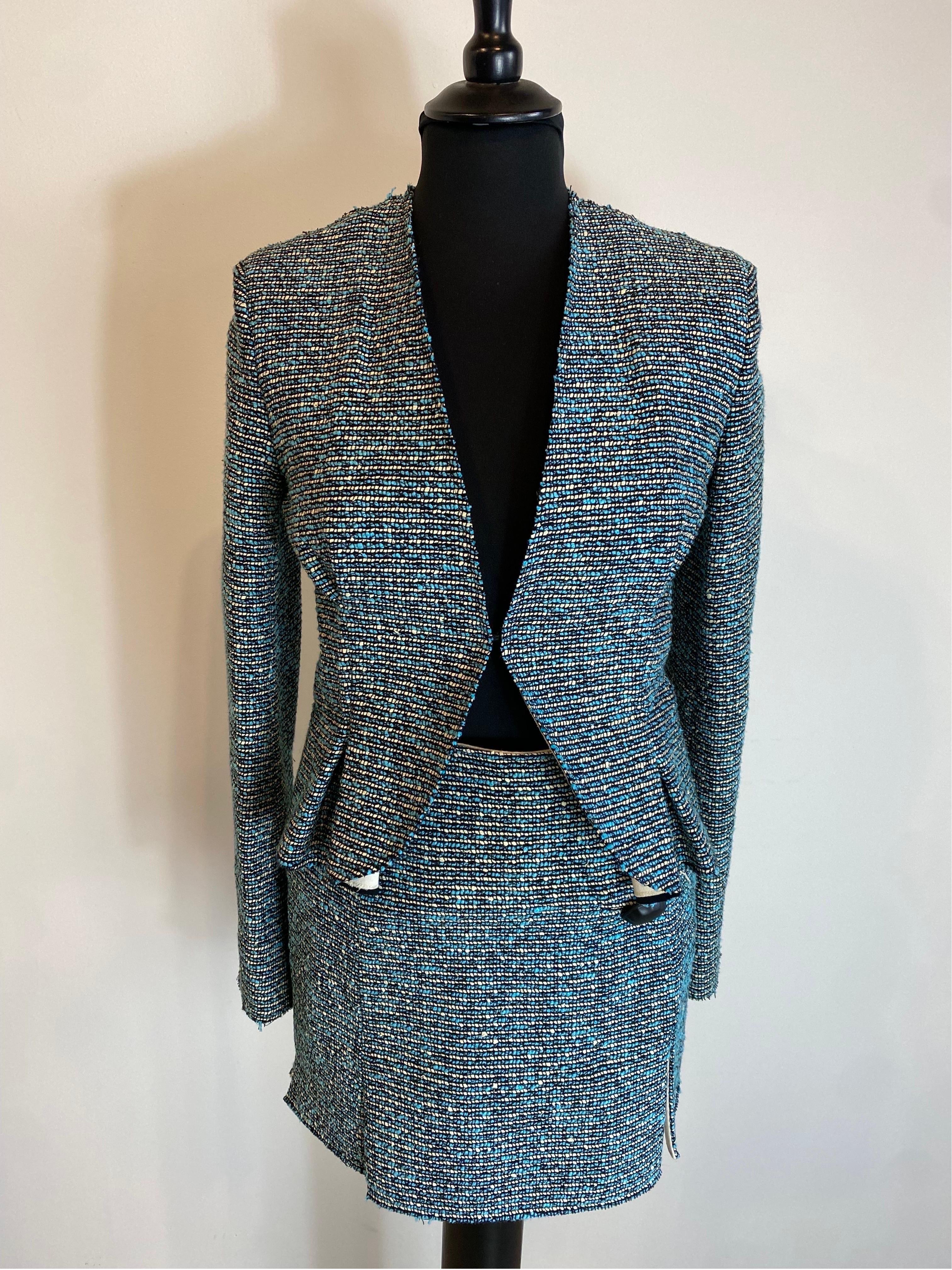 Balenciaga suit. Jacket + skirt.
Spring 2013 collection by Nicolas Ghesquiere.
Made of cotton, wool, polyurethane, polyamide and acrylic.
French size 36 which corresponds to an Italian 40.
Shoulders 40 cm
Bust 44 cm
Waist 40cm
Length 50 cm
The skirt