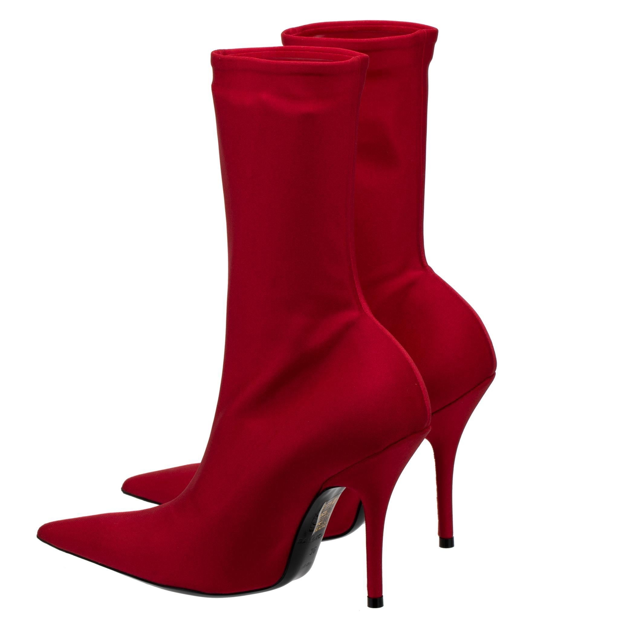 Marke:

Balenciaga

Produkt:

Stretch Knife Bootie

Größe:

36 Fr

Farbe:

Rot

Absatz:

11 cm

MATERIAL:

Stretch-Strick: 65% Viskose, 30% Polyammid, 5% Elastan

Bedingung:

Unberührt; nie getragen

Begleitet von:

Balenciaga Box, zwei Balenciaga