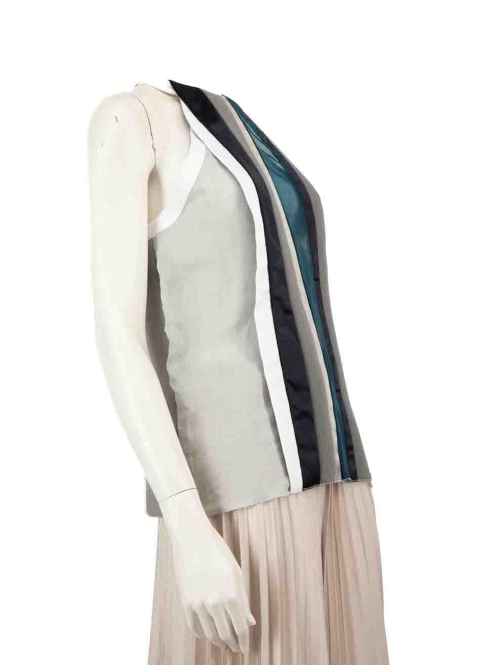 La condizione è buona. L'usura generale della parte superiore è evidente. C'è una decolorazione intorno alla scollatura e alle ascelle. I pannelli posteriori destro e sinistro presentano delle ammaccature su questo articolo usato di Balenciaga.
 
