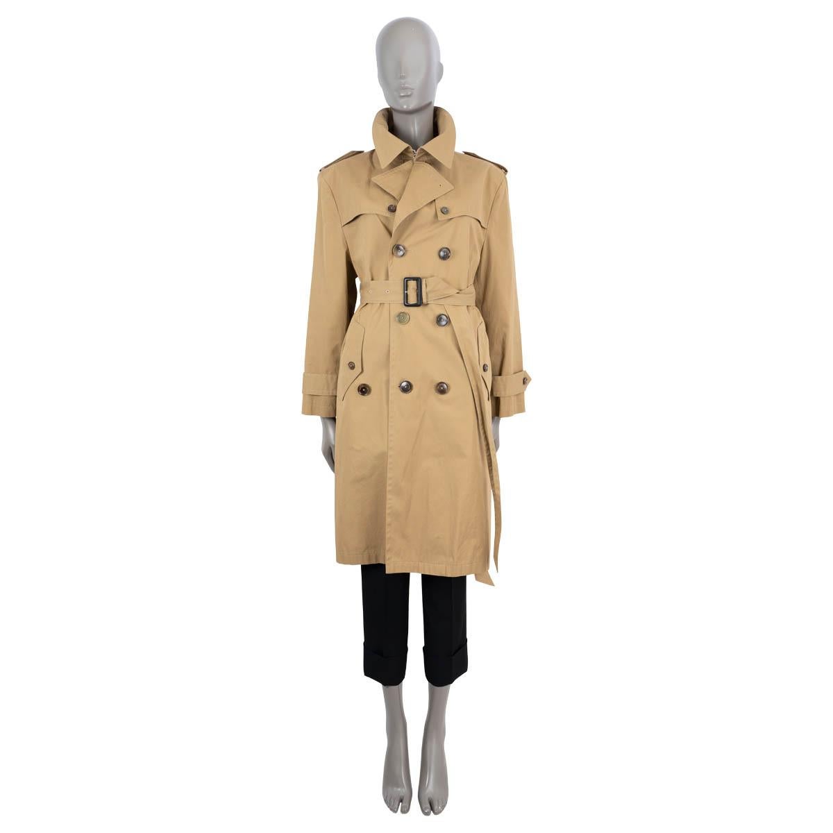 Trench-coat Swing en coton beige (100%) authentique à 100% de Balenciaga. Il est doté d'épaulettes, de poches boutonnées sur le devant et de sangles aux poignets. Se ferme par des boutons et une ceinture. Partiellement doublé de cupro. A été porté