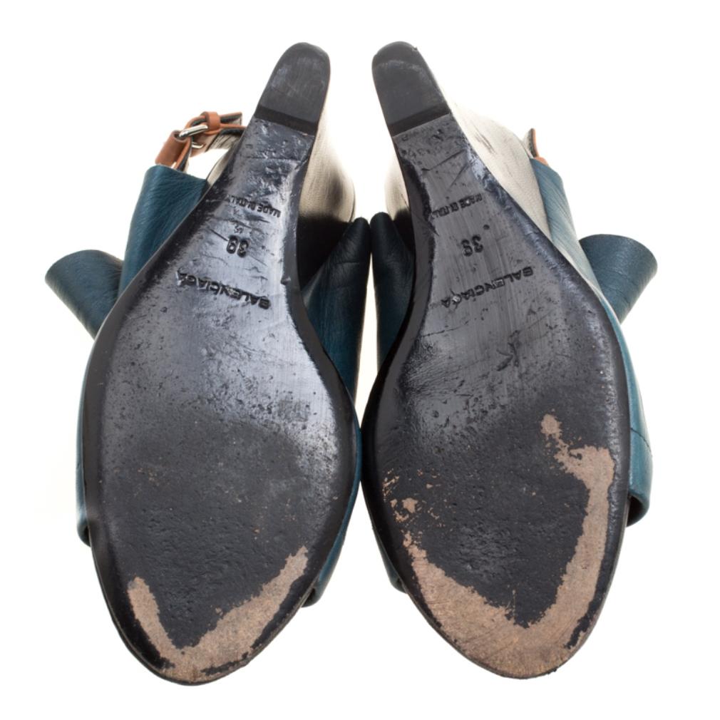 Balenciaga Teal Leather Gloves Wedge Sandals Size 39 In Good Condition In Dubai, Al Qouz 2