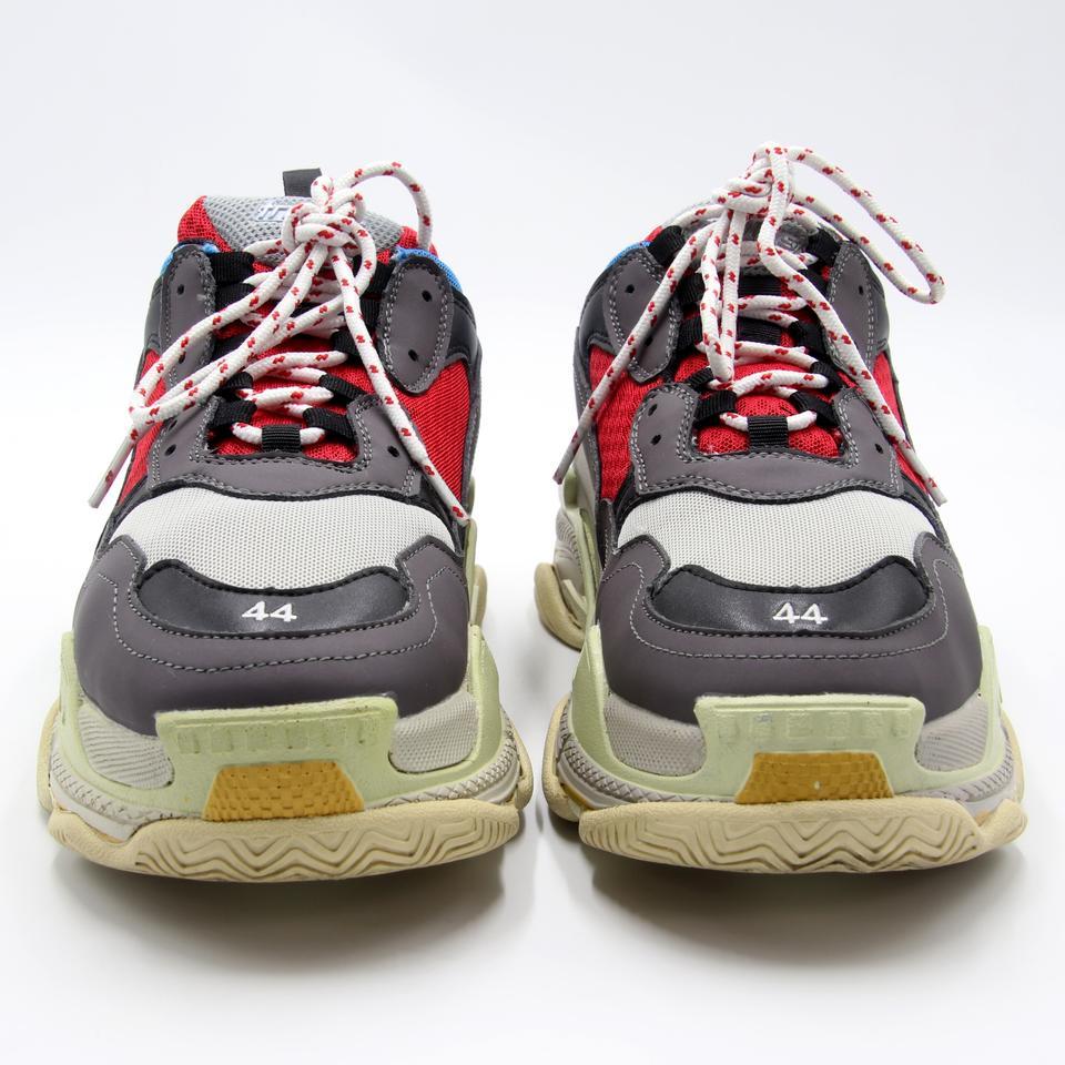 Balenciaga Tess S. Gomma Trek Chunk 44 Dad Chunky Sneakers BL-1021P-0015

Balenciaga has unveiled its new chunky Track sneaker. Similar to the Triple-S, Track has a hiking-inspired look, complemented by a mixed-material upper, multi-panelled design,