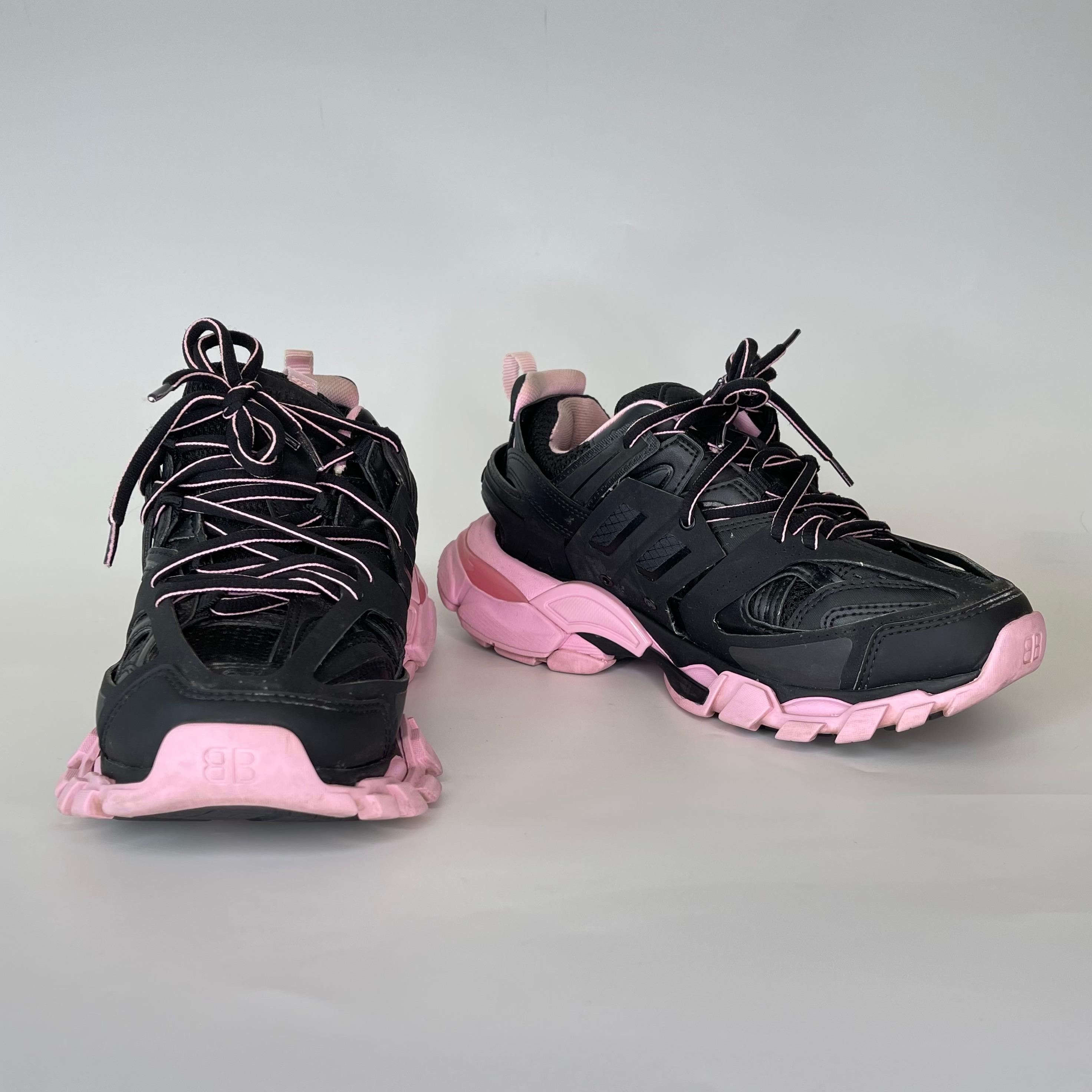 Featuring a black/pink color, mesh panelling, double pull-tab at the opening, logo patch at the tongue, round toe front lace-up fastening and a chunky rubber sole.

COLOR: Black/Pink
MATERIAL: Ruber sole and fabric uppers
ITEM CODE: 542436
SIZE: 7