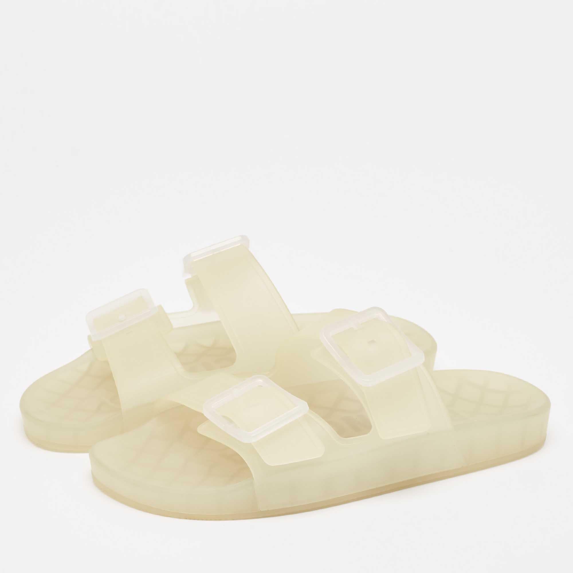 A perfect blend of luxury style and comfort these designer flats are made using quality materials and frame your feet in the most refined way. They can be paired with a host of outfits from your wardrobe.