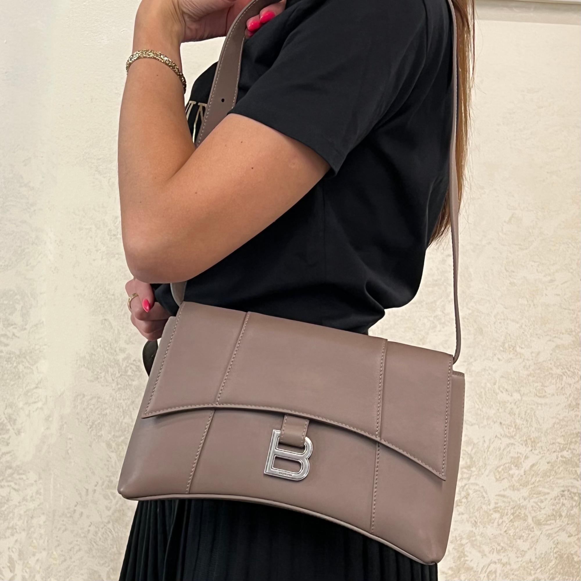 Balenciaga - Sac à bandoulière en cuir gris foncé tressé pour femme, taille moyenne en vente 1