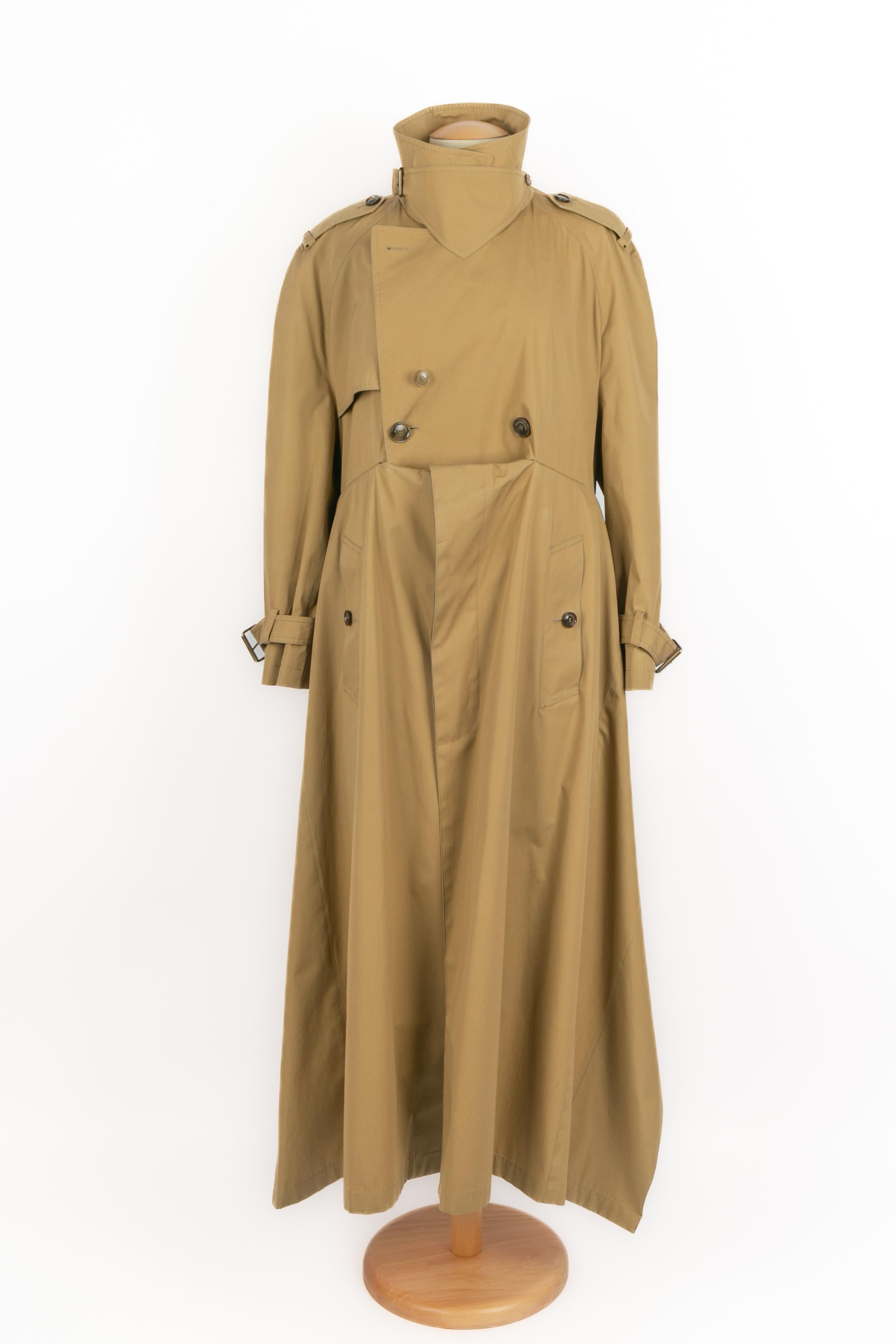 BALENCIAGA - (Made in France) Trenchcoat aus Baumwolle in einem Braunton mit einer rockigen Front. Größe 40FR angegeben. Herbst-Winter-Kollektion 2016 unter der künstlerischen Leitung von Demna Gvasalia.

Bedingung:
Sehr guter