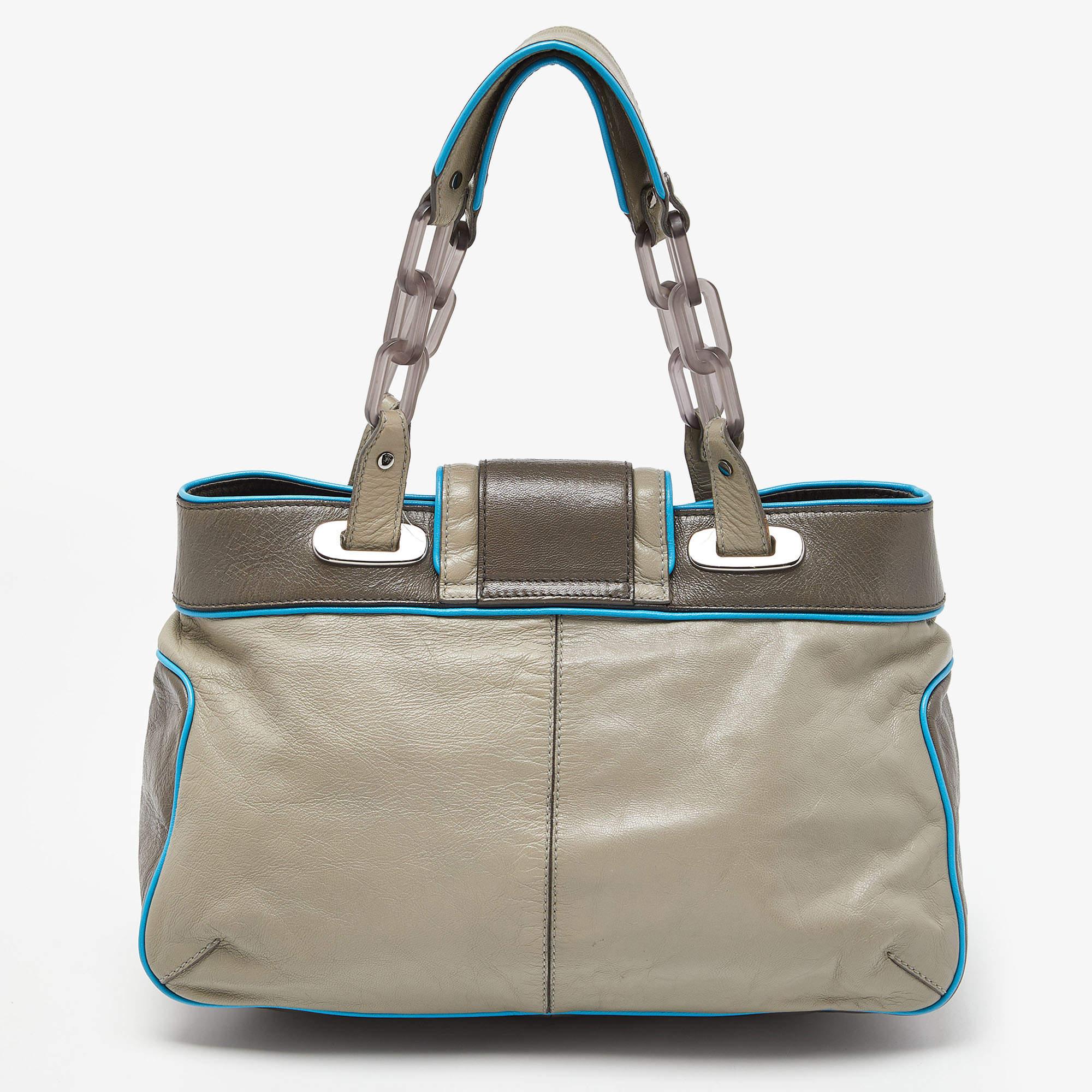 Designer bags are ideal companions for ample occasions! Here we have a fashion-meets-functionality piece crafted with precision. It has been equipped with a well-sized interior that can easily fit all your essentials.

Includes: Detachable Strap