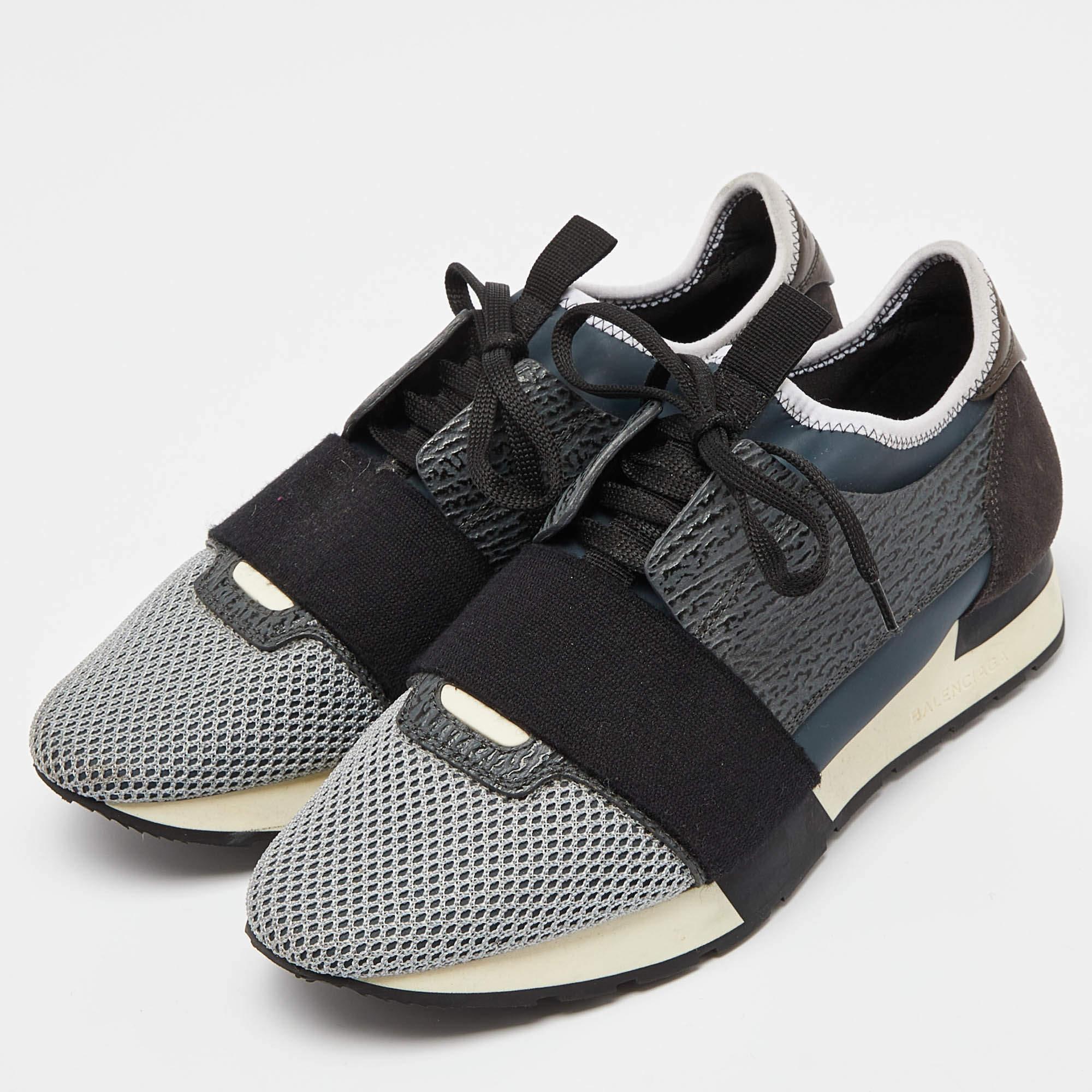 Dotées d'une silhouette classique, ces baskets Balenciaga allient parfaitement confort et style. Ces baskets sont conçues avec des détails signés et des semelles intérieures confortables.