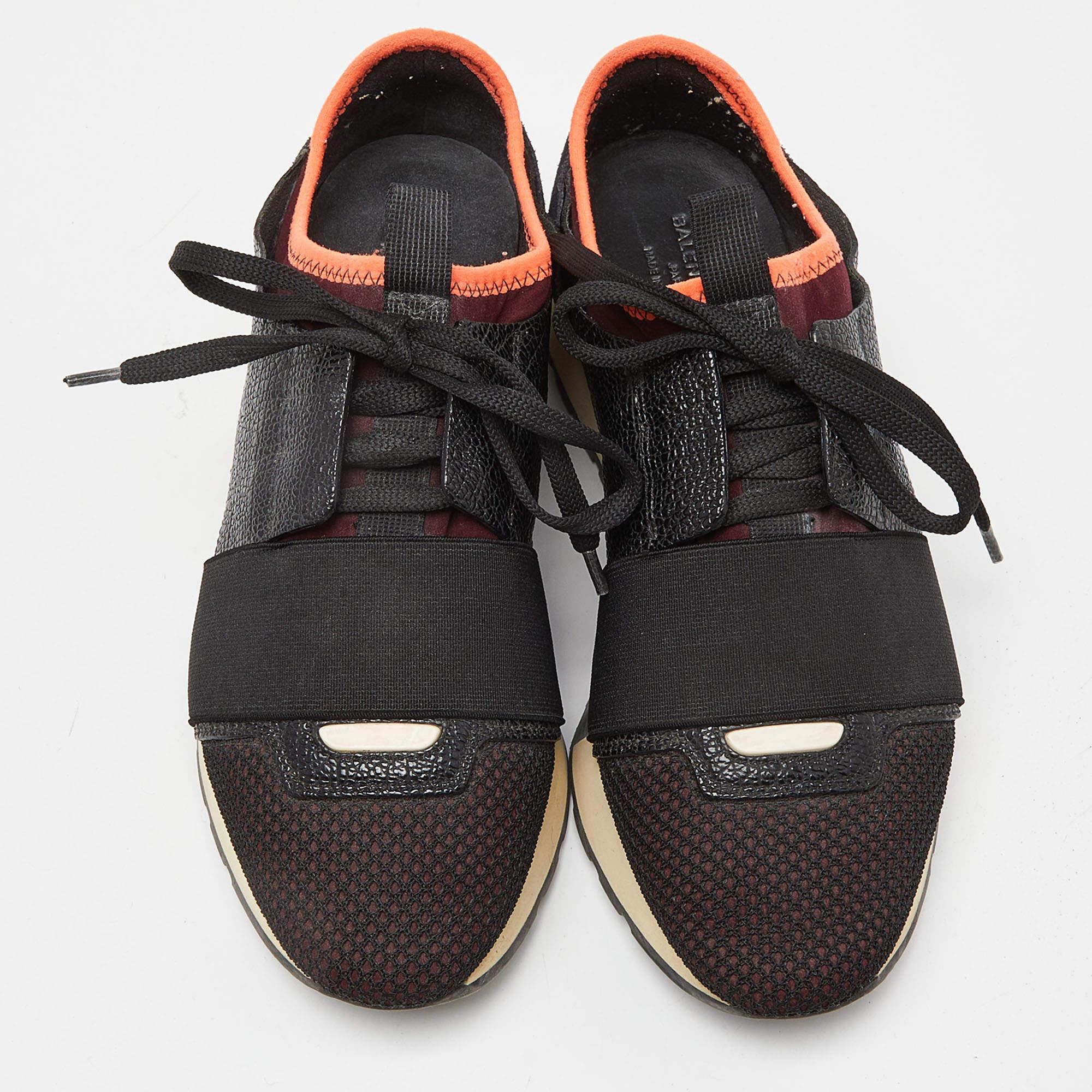 Dotées d'une silhouette classique, ces baskets Balenciaga sont une combinaison parfaite de luxe, de confort et de style. Ces baskets sont finies avec des détails de signature et des semelles confortables.

