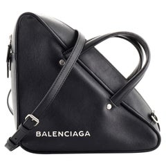 Dreieckige Duffle Bag aus Leder von Balenciaga Klein
