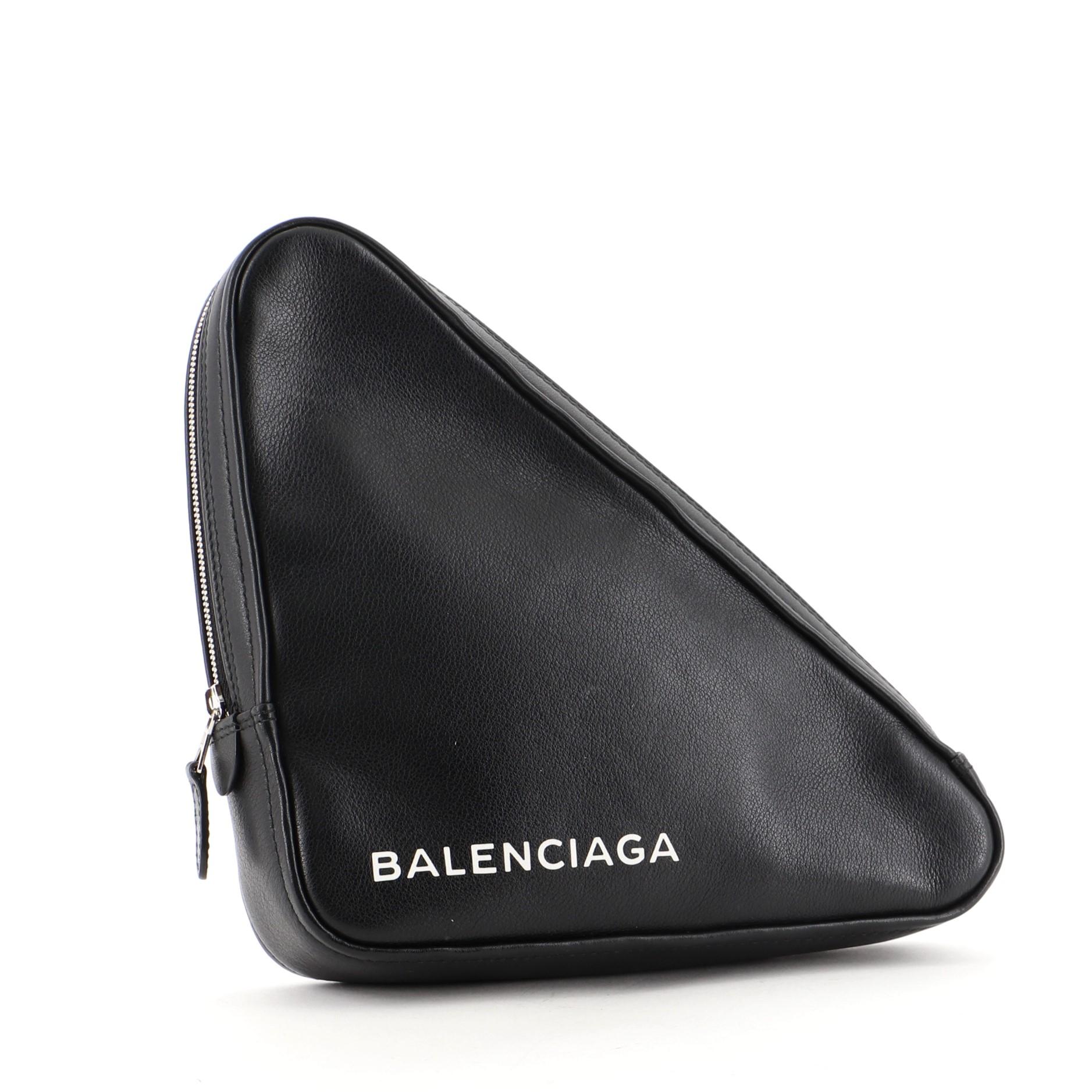 Balenciaga Triangle Pouch Leather Medium
Yellow

Condition Details: Minor wear, scuffs and creasing on exterior and in interior, scratches on hardware.

49939MSC

Height 8
