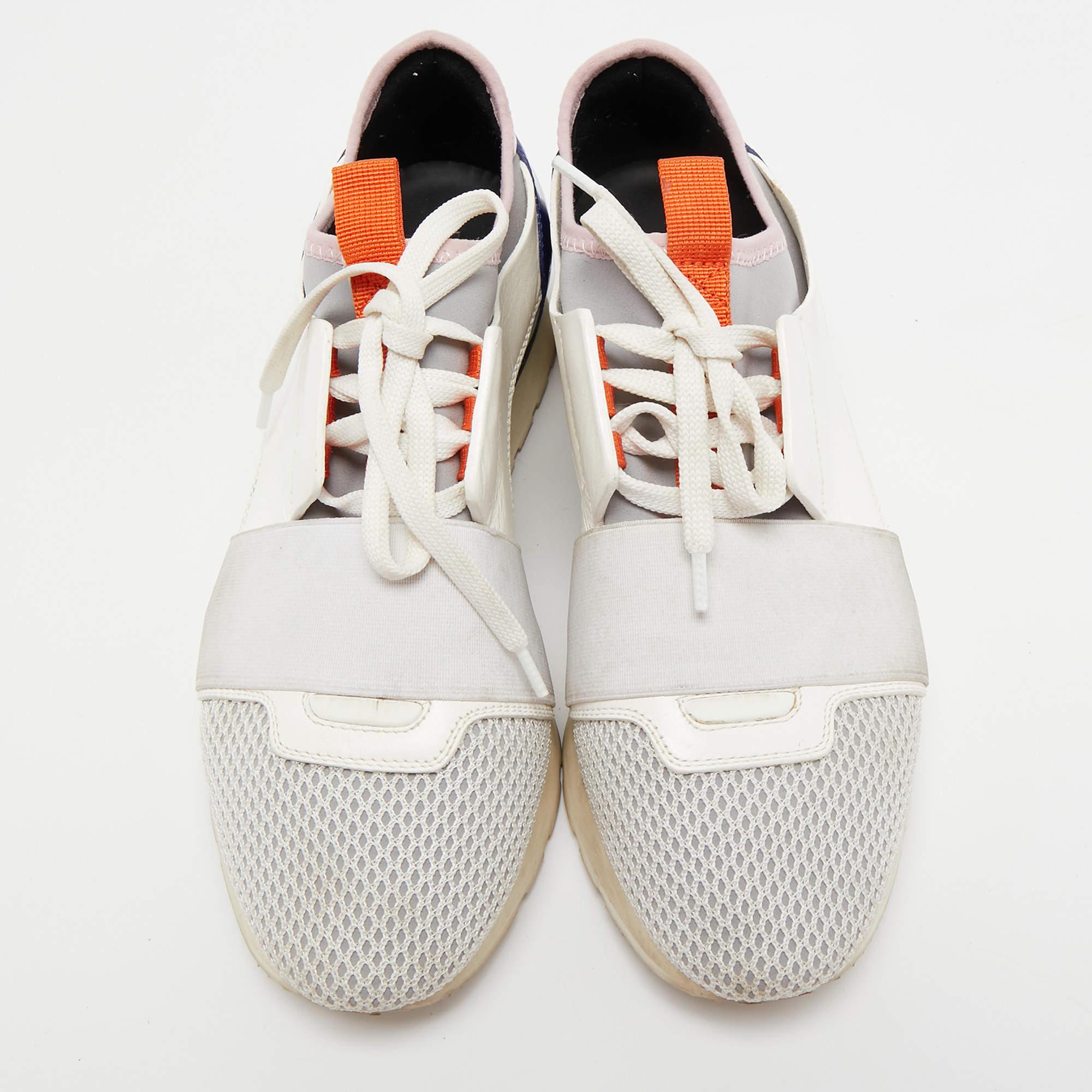 Balenciaga is all set to impress you with these stunning shoes. Crafted from fine materials, they feature closed toes. This pair of designer shoes will raise your style factor.