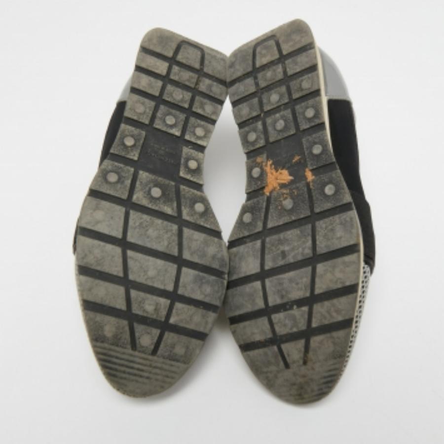 Avec leur silhouette classique, ces baskets de créateur sont une combinaison parfaite de luxe, de confort et de style. Ces baskets sont conçues avec des détails signés et des semelles intérieures confortables.