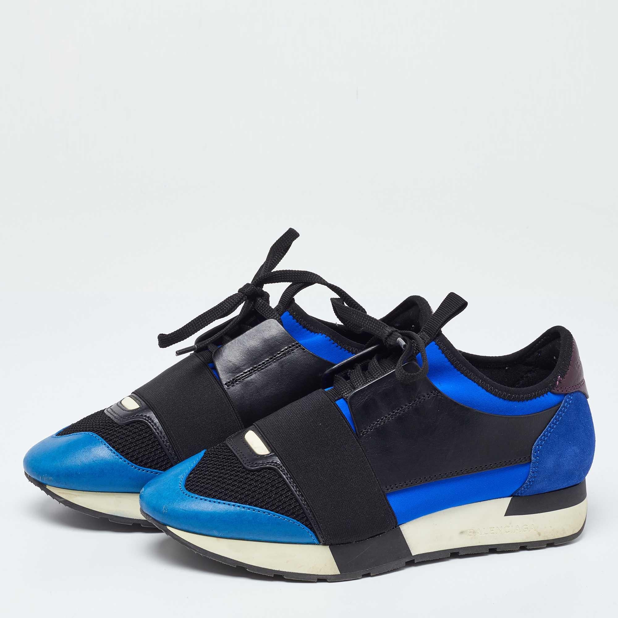Elevate your footwear game with these Balenciaga sneakers. Combining high end aesthetics and unmatched comfort these sneakers are a symbol of modern luxury and impeccable taste.