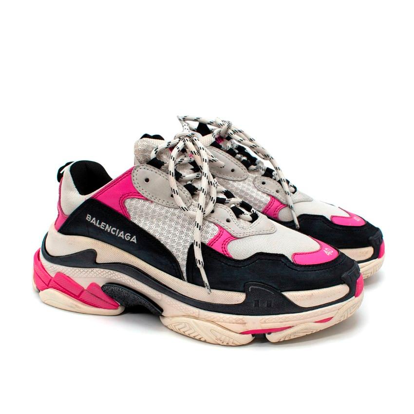  Balenciaga Triple S Black & Pink Mesh Leather Sneakers

- Complex 3 layered outsole
- Embroidered logo on the side
- Triple S rubber branding on the tongue
- Bicolour laces loops
- Washed effect for a well-worn look

Materials:
60% Polyester, 25%