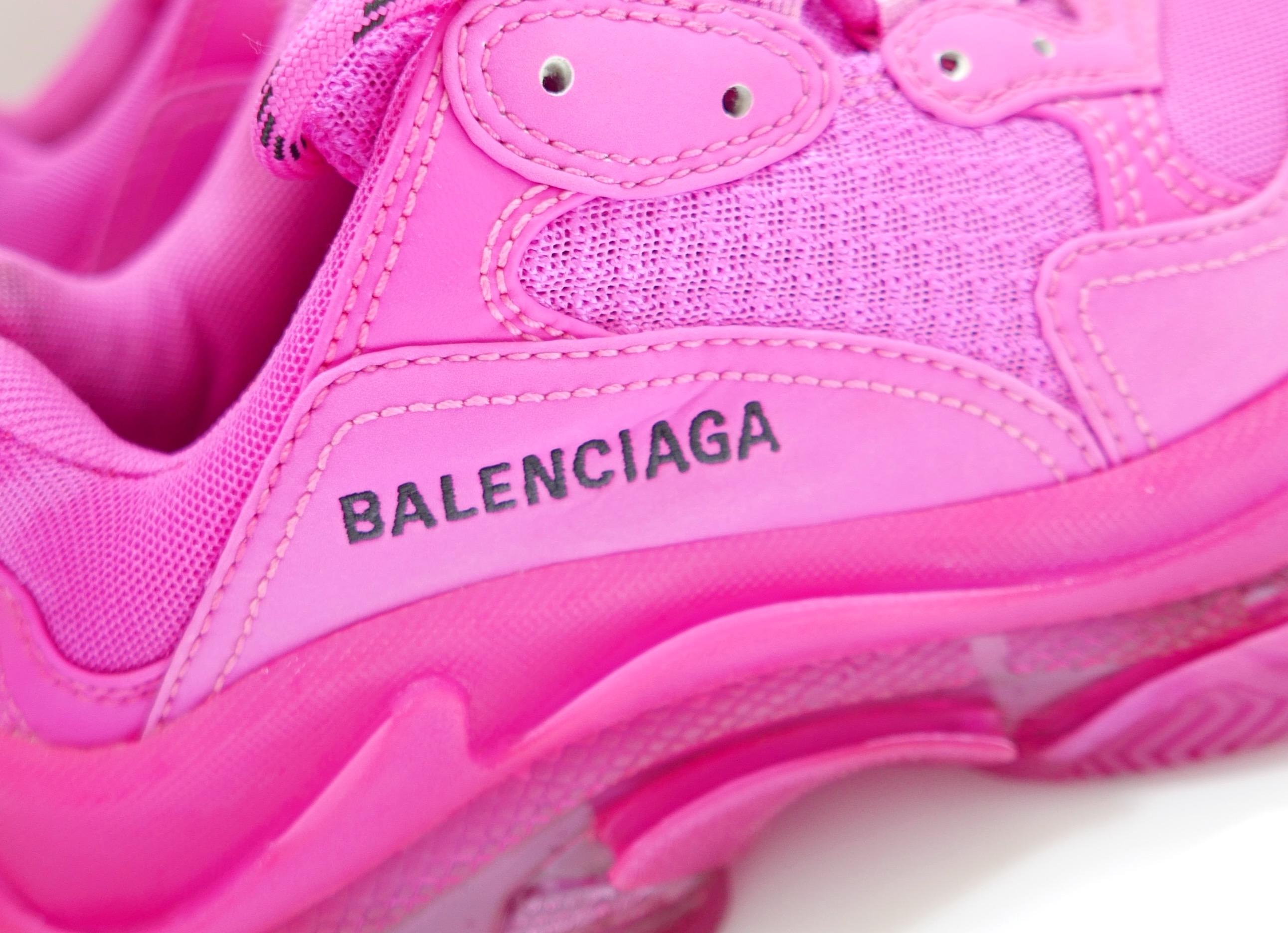 Super rare, le sneakers Balenciaga Triple S con suola trasparente in colore fucsia. Indossato due volte. Viene fornito con sacchetto antipolvere. Realizzate in pelle e mesh di colore rosa acceso, hanno un design super resistente con lacci sul