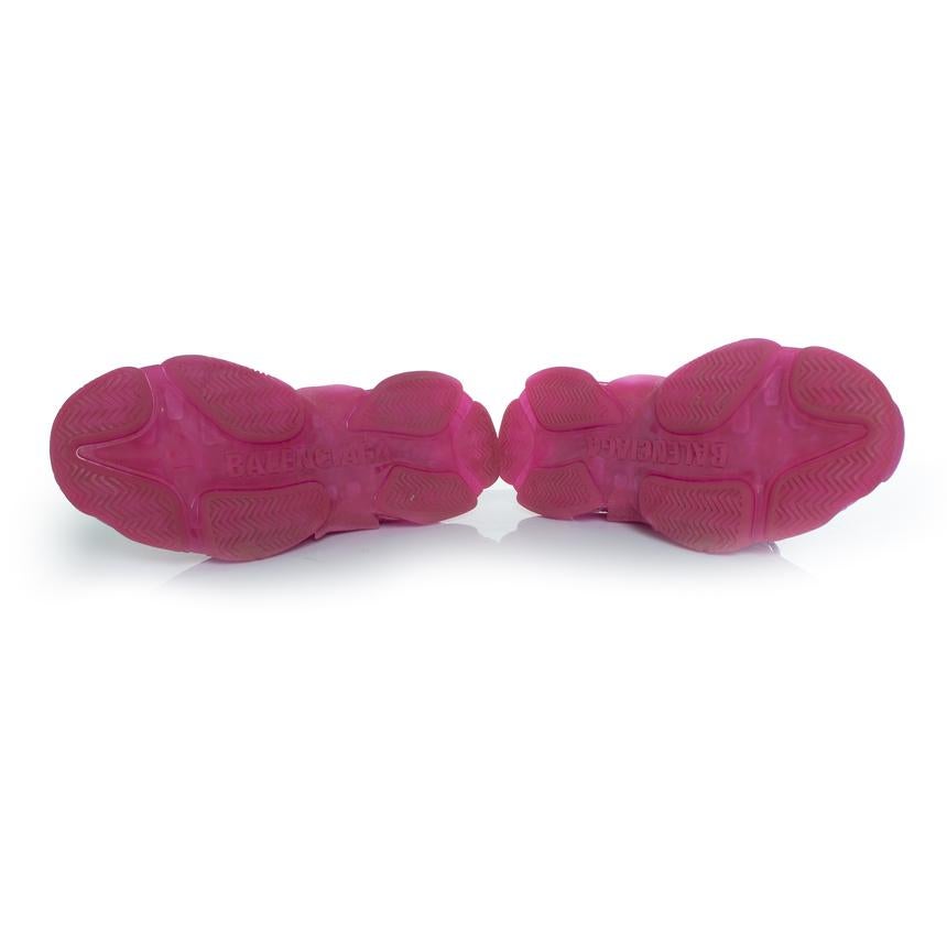 Balenciaga, Triple S en fucsia. El artículo está en muy buen estado.

ESTADO: muy buen estado

TAMAÑO: 45

MEDIDAS DE LA PLANTILLA: 29 cm

MEDIDAS DEL TACÓN: 4,5 cm PLATAFORMA: 3,5 cm

MATERIAL: imitación de cuero, malla

COLOR: fucsia

