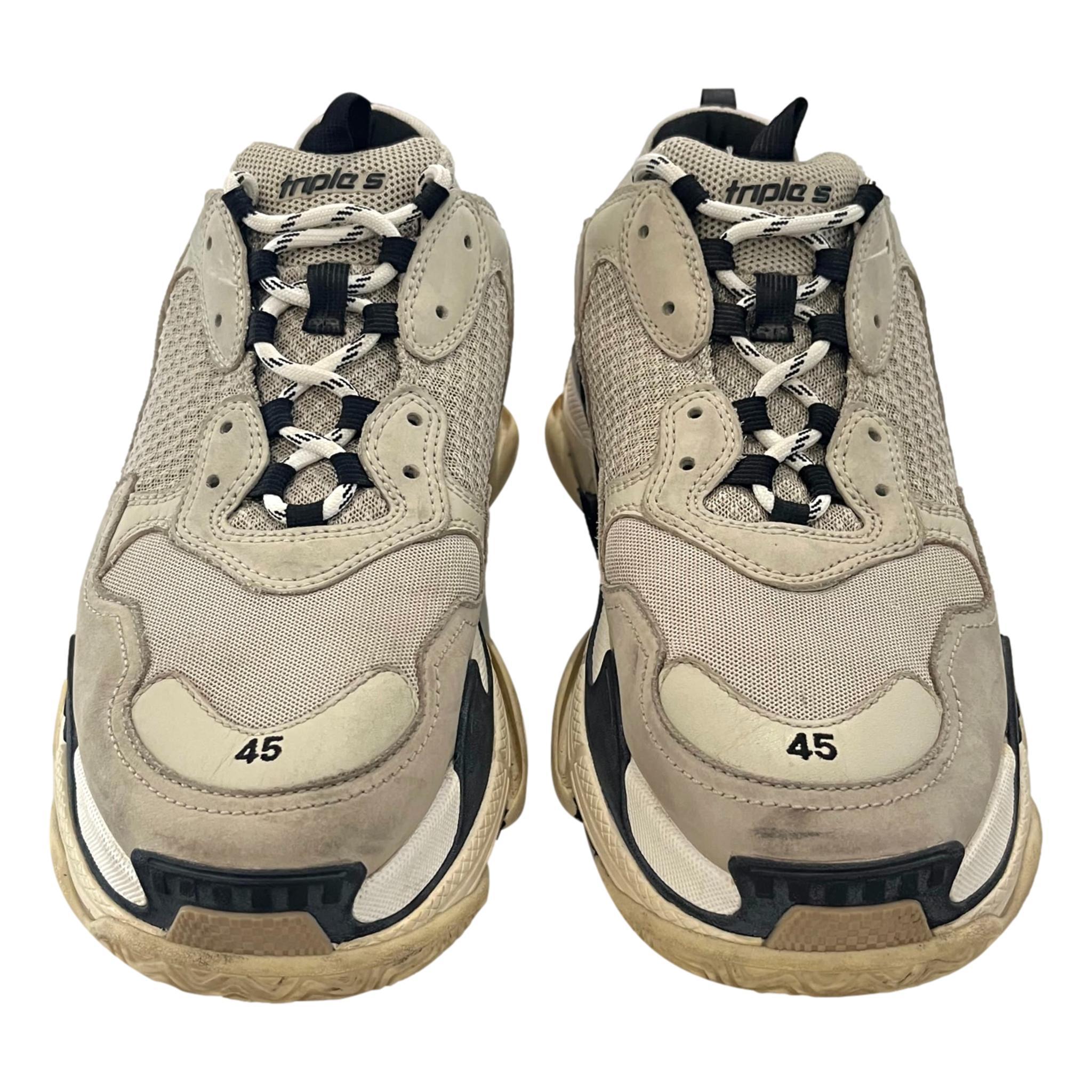 Balenciaga Triple S Leather, Nubuck & Mesh Sneakers

Beige sneakers crafted in mesh, nubuck and leather with hiking-style laces and dual pull tabs.

Detailed with black 'Balenciaga' lettering to the side, set on unique layered soles.

Size –
